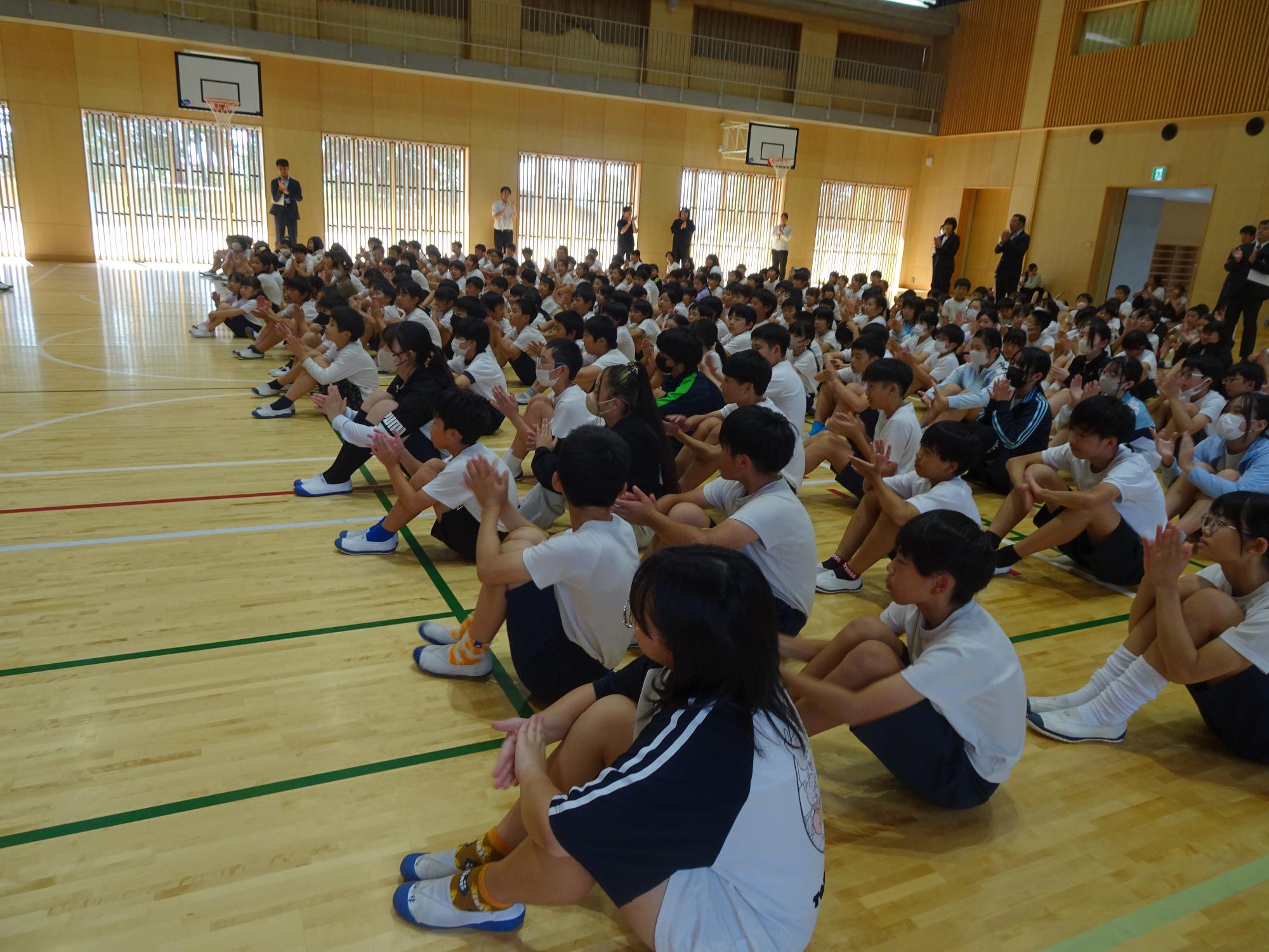 話を聞く子ども