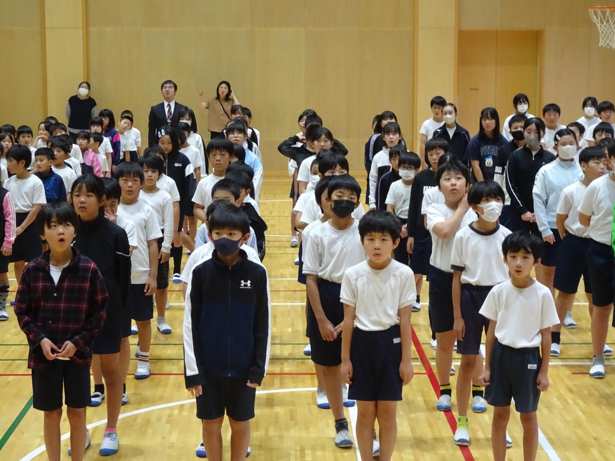 校歌を歌う子ども