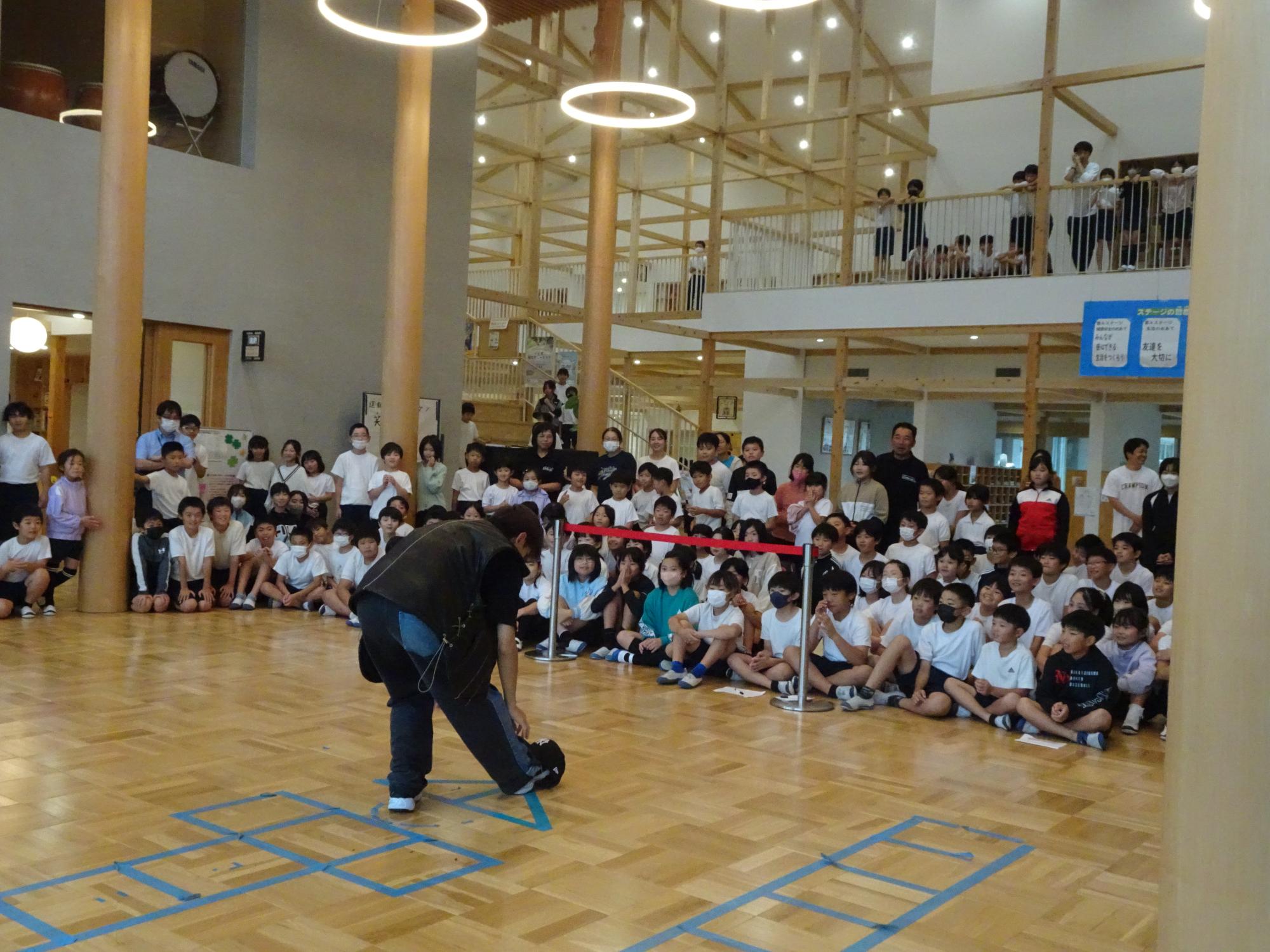 ダンスを見る子どもたち