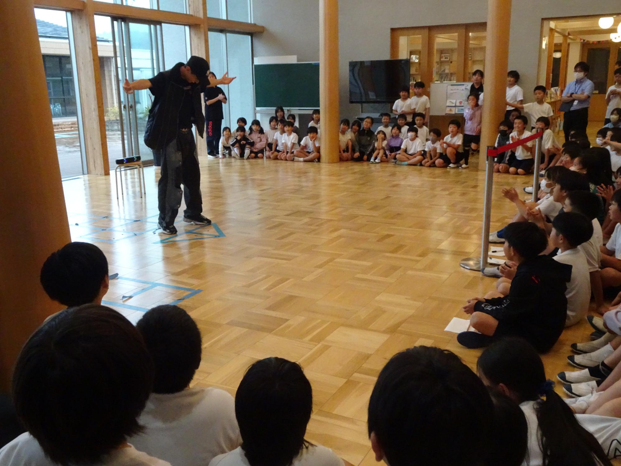 ダンスを見る子どもたち