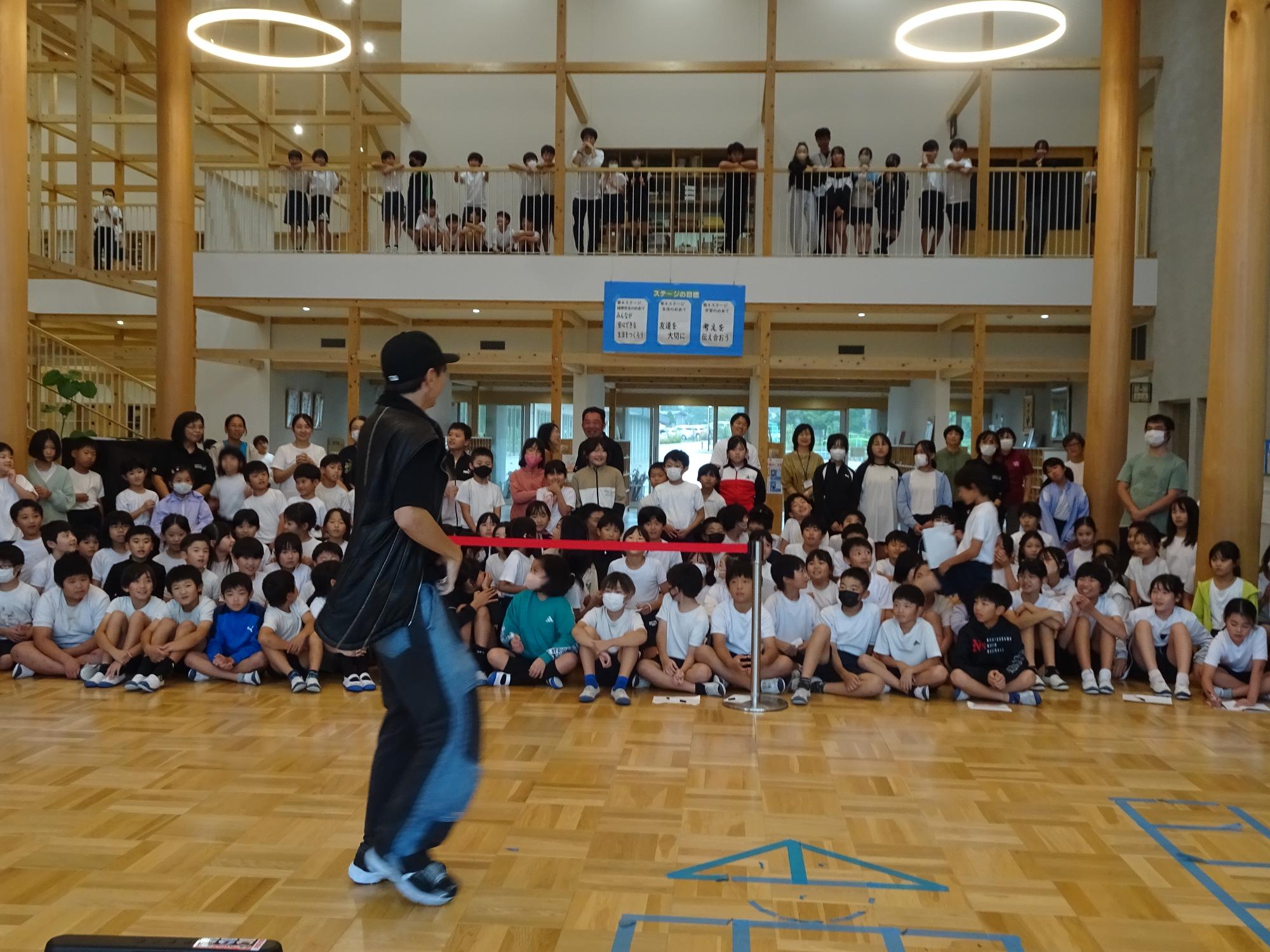 ダンスを見る子どもたち