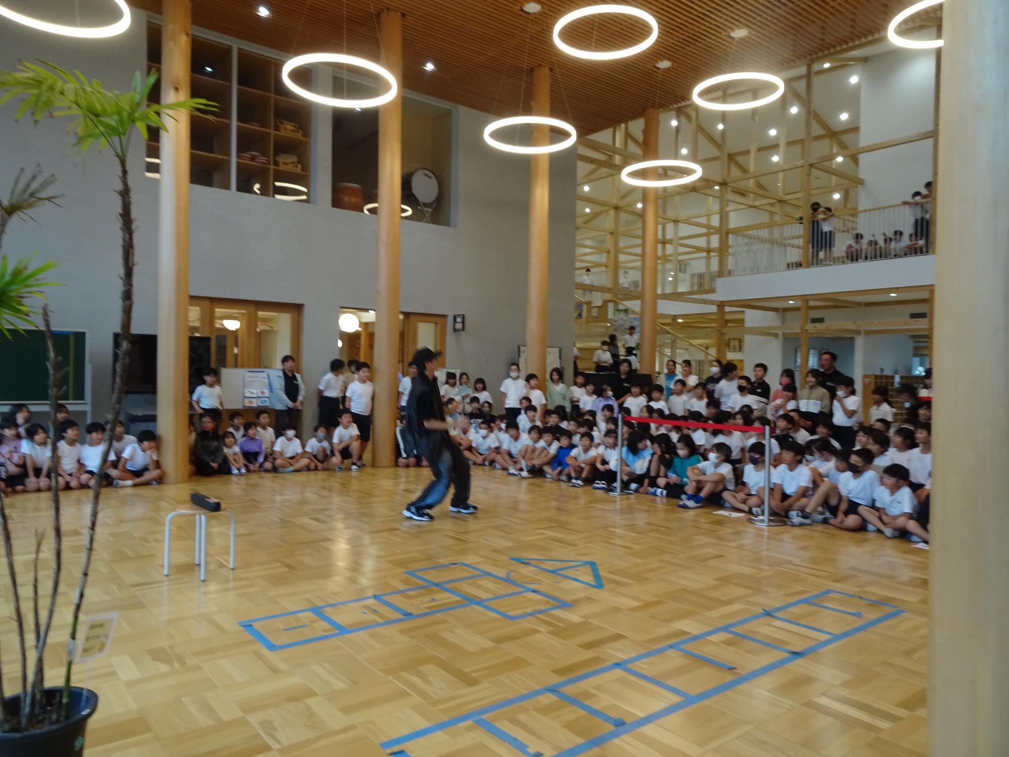 ダンスを見る子どもたち