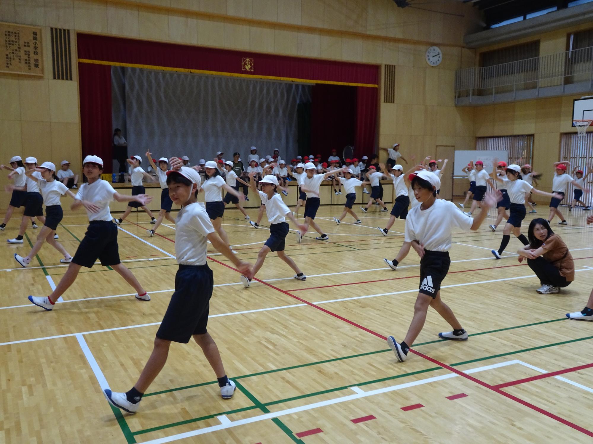 ソーラン節を踊る子ども