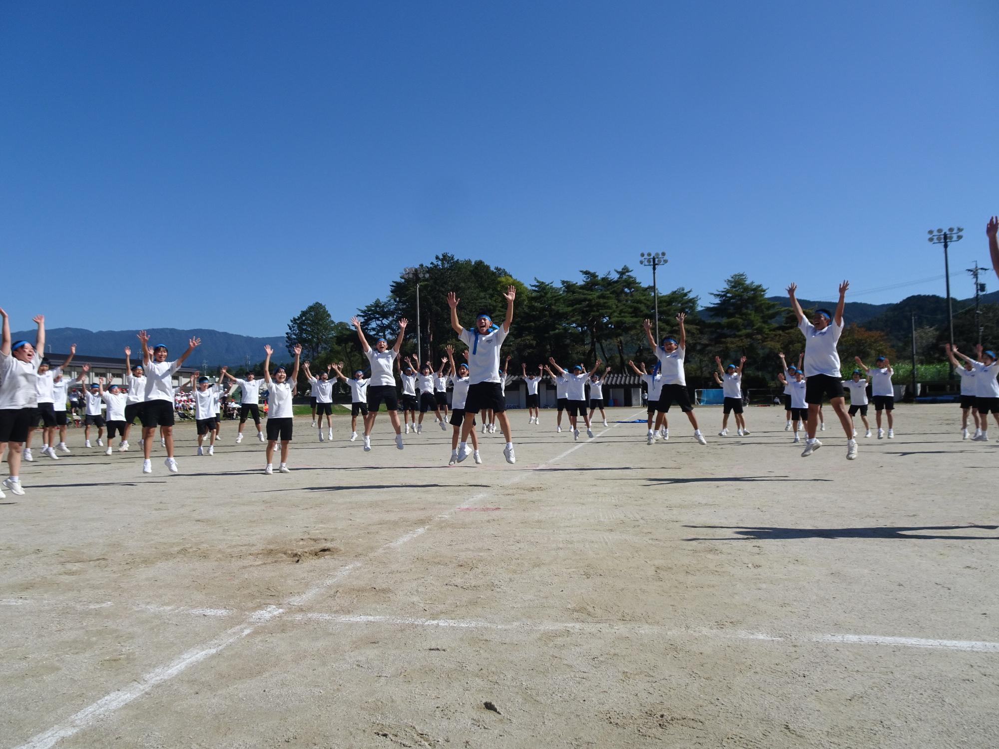 中学生の団パフォーマンス