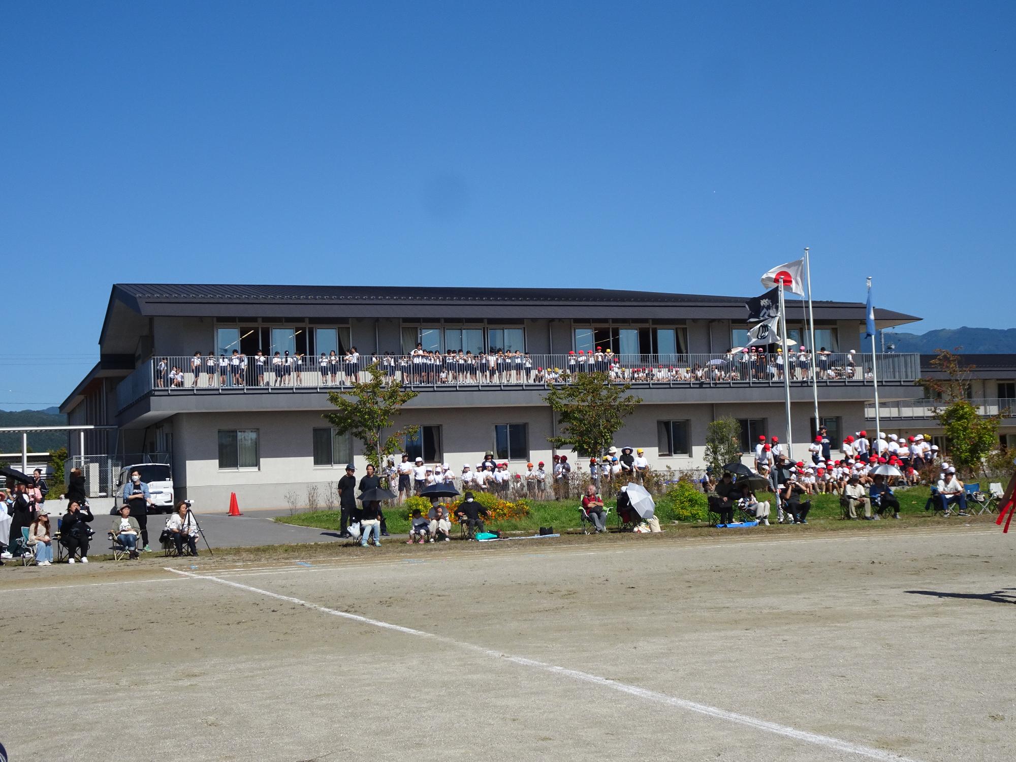 中学校の体育大会を見学する子どもたち