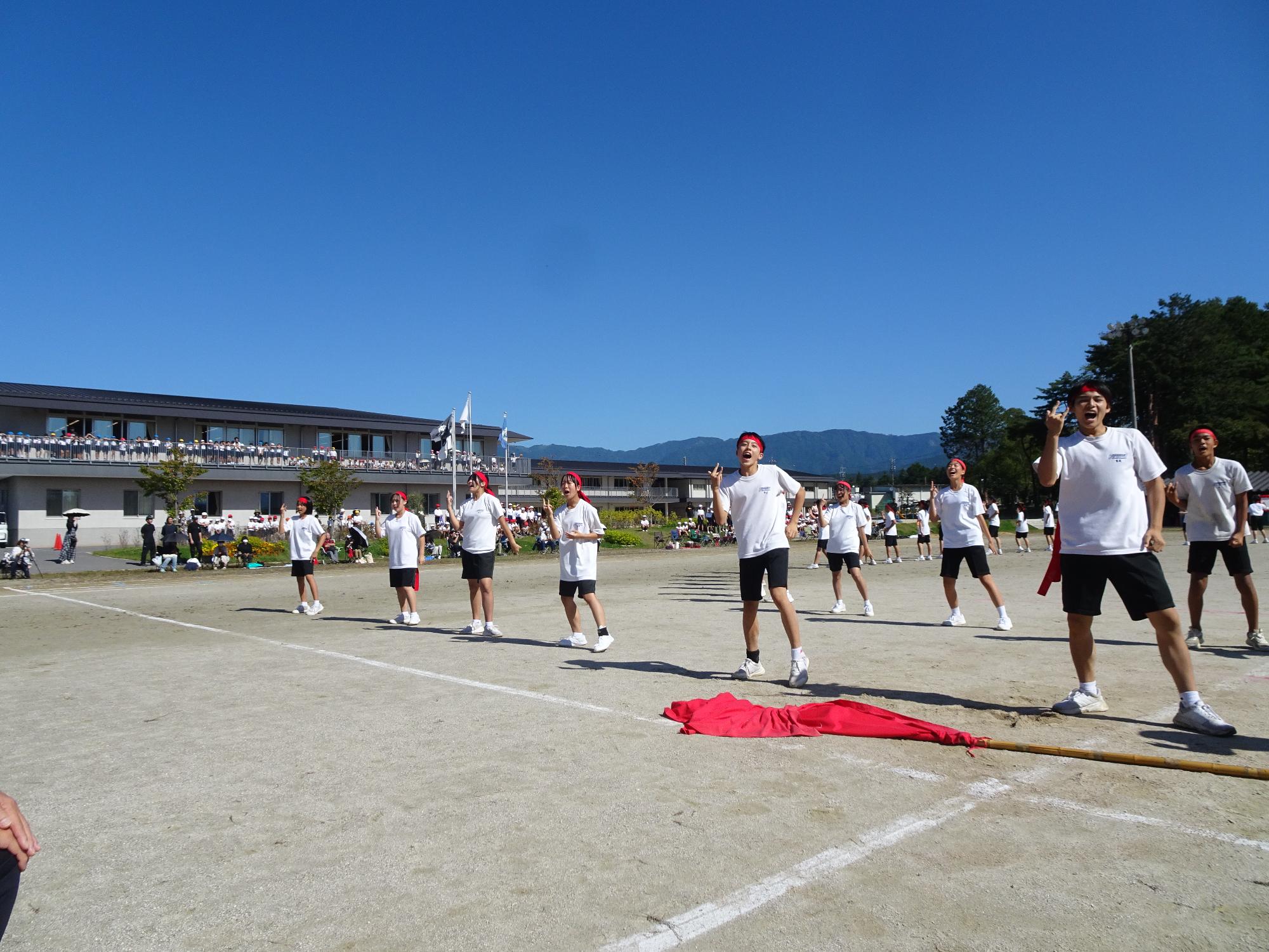 中学生の体育大会を見る小学生