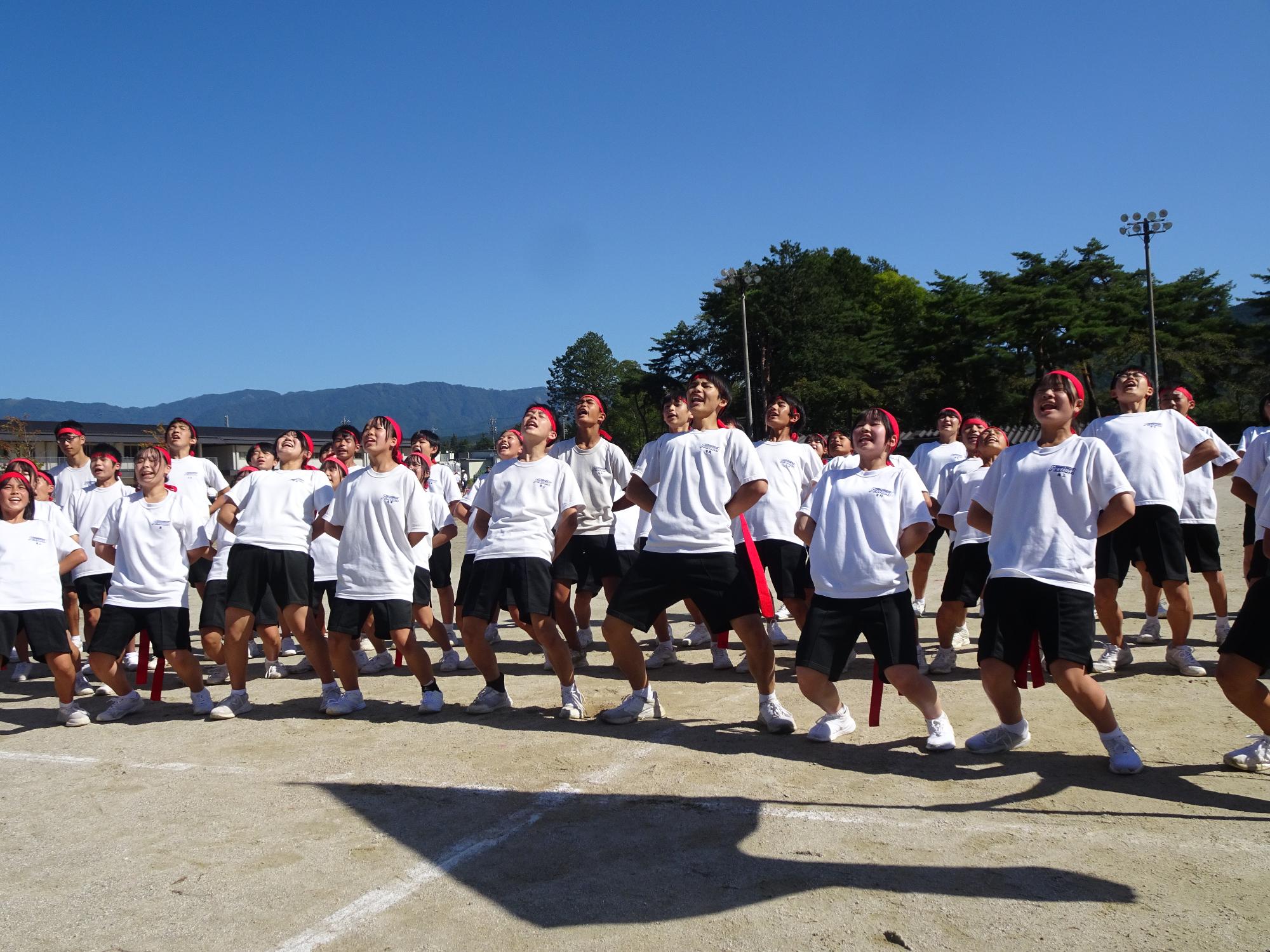 中学生の団パフォーマンス