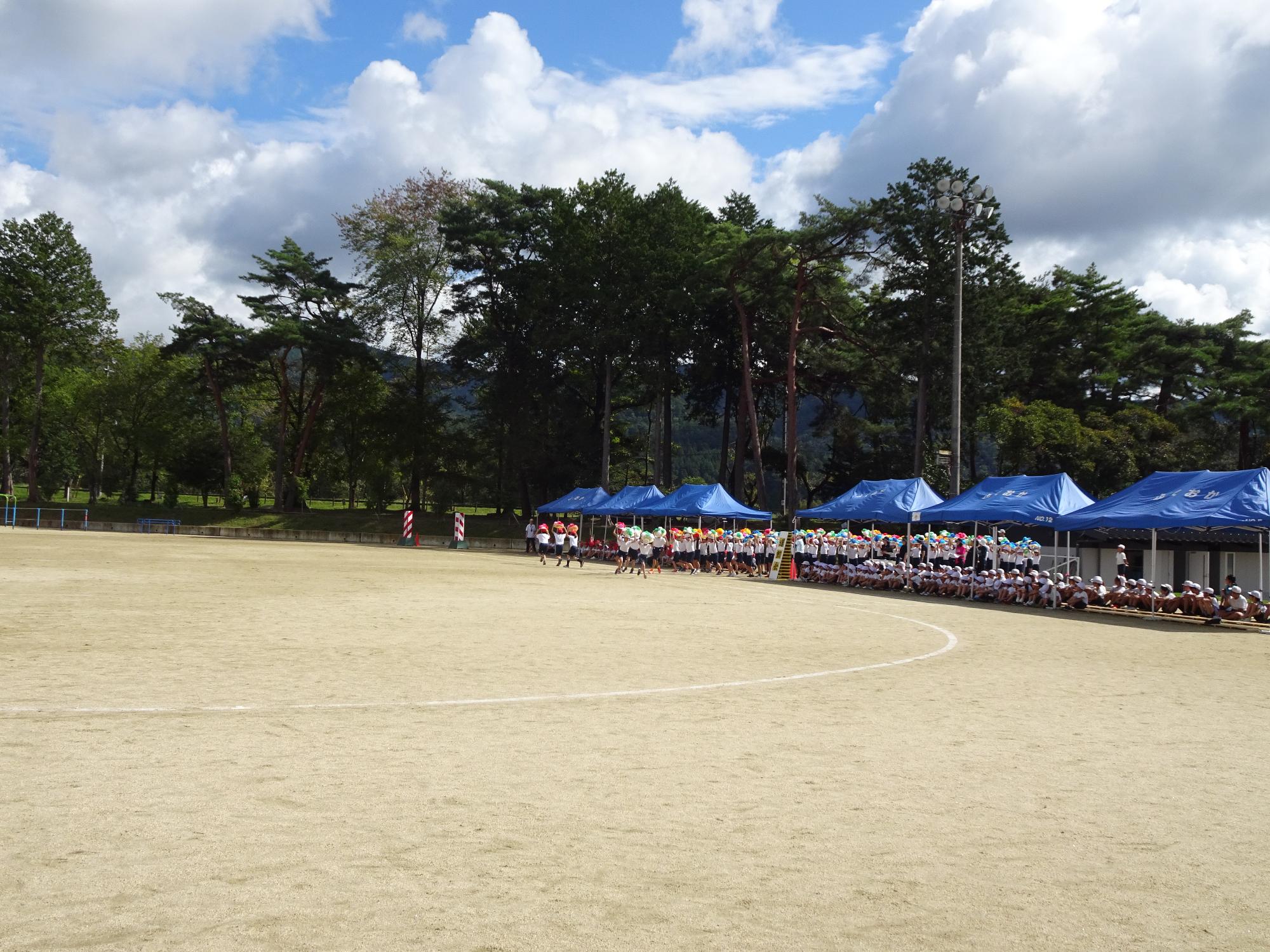 花笠音頭を踊る子どもたちのの入場