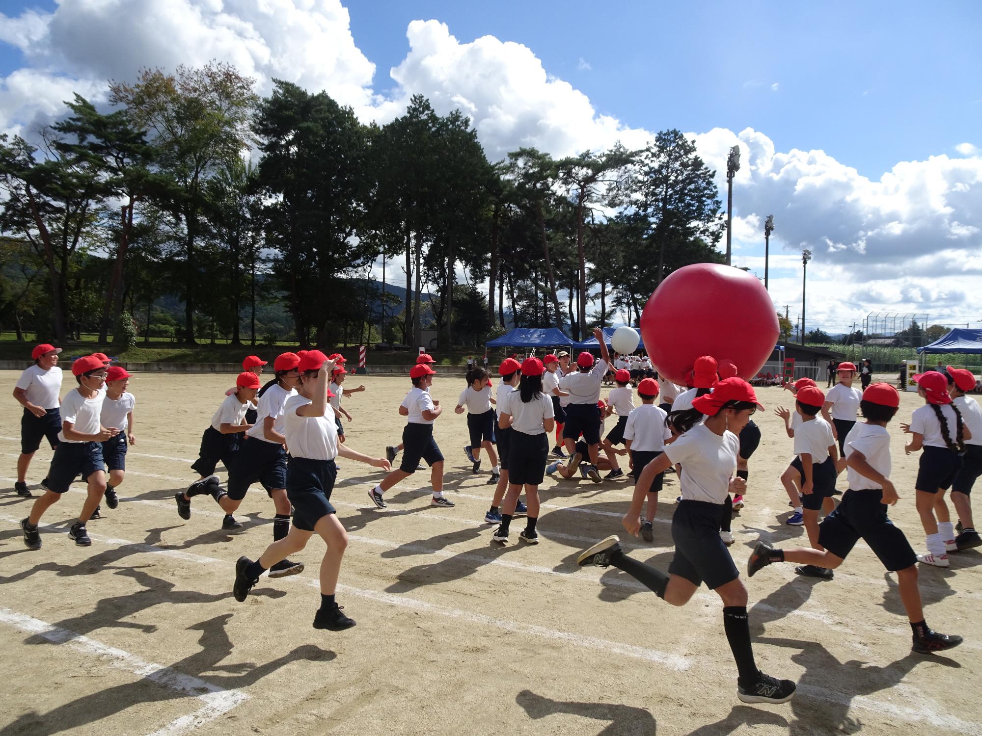 大玉運びをする子どもたち