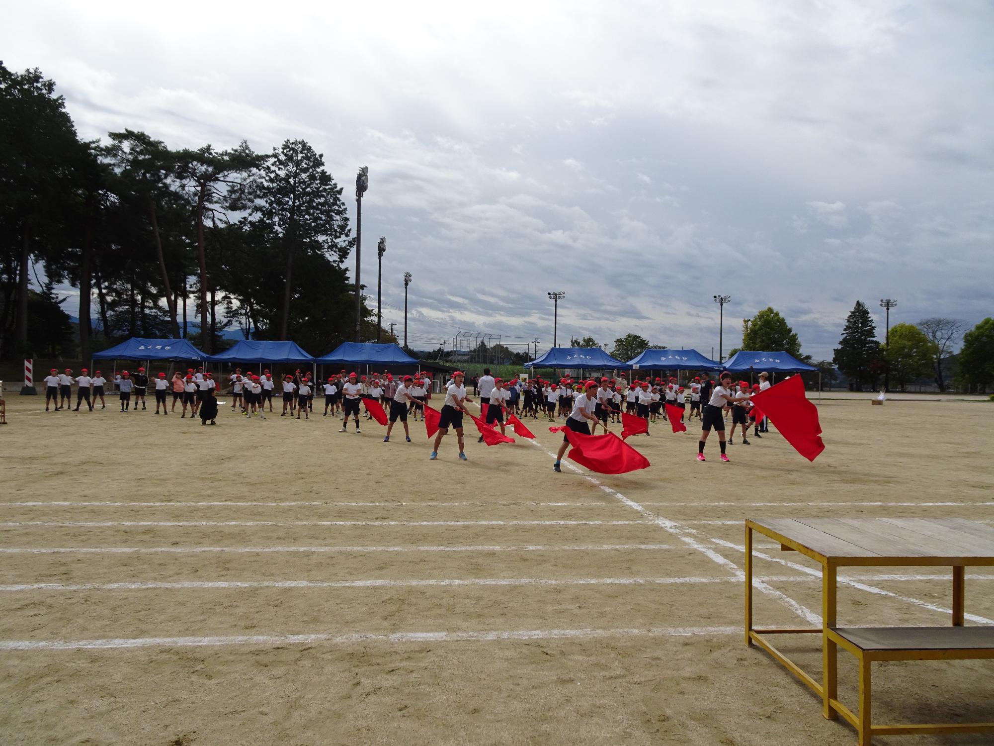 応援練習をする赤団