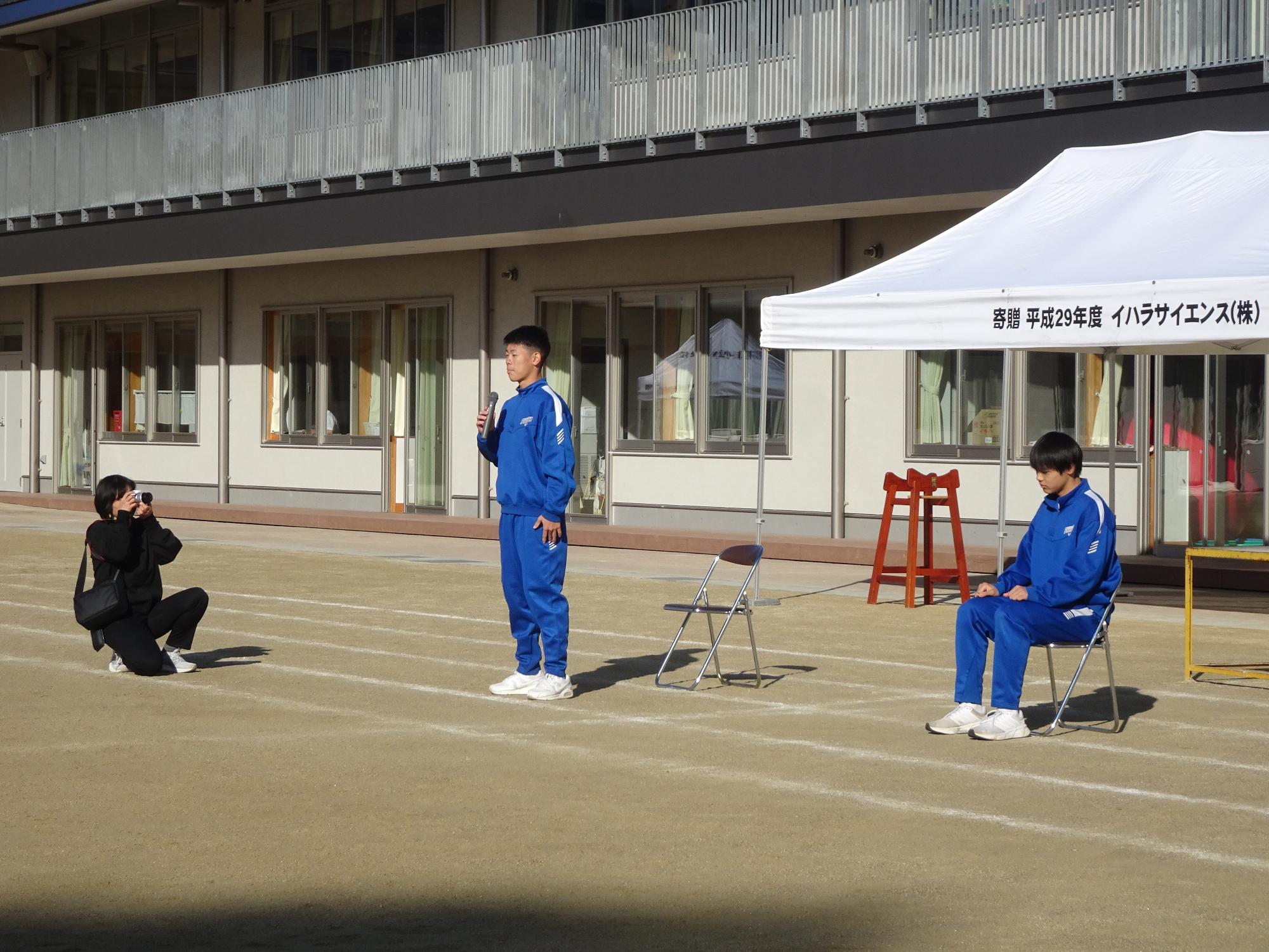 アドバイスする中学生