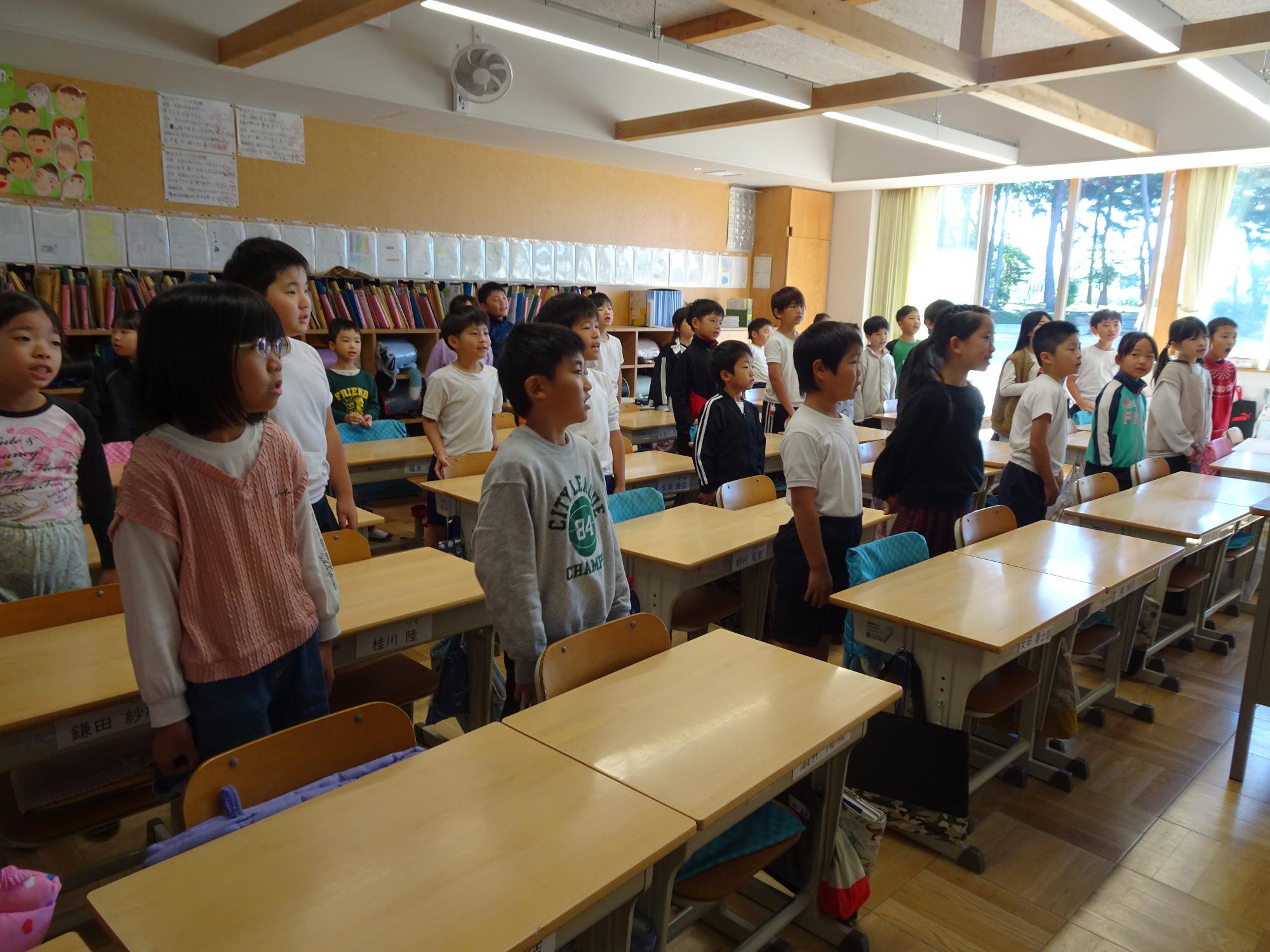 あいさつをする2年生