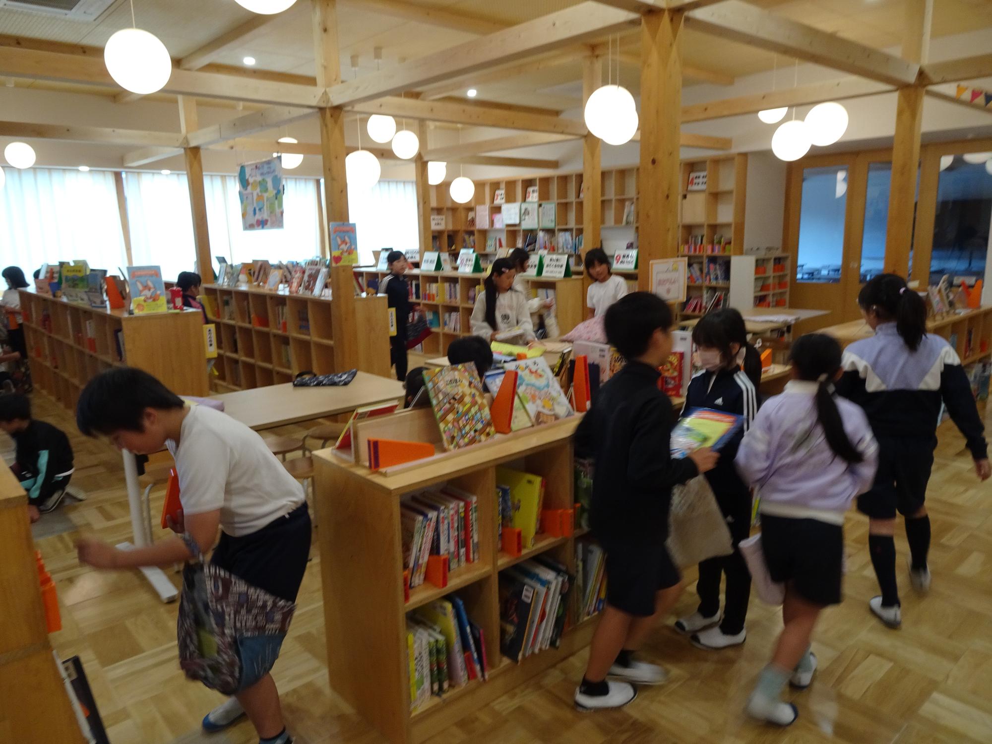 本を借りる子どもたち