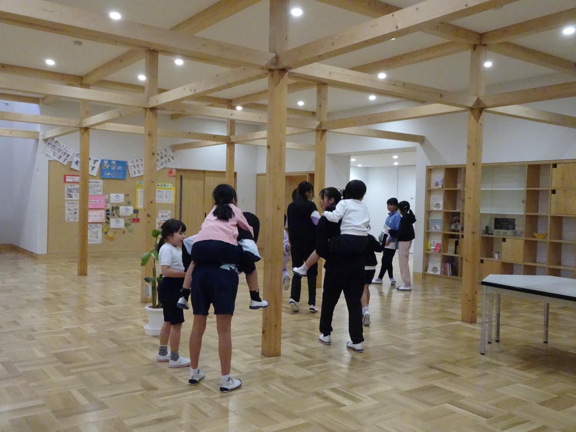 一緒に遊ぶ1年生と6年生