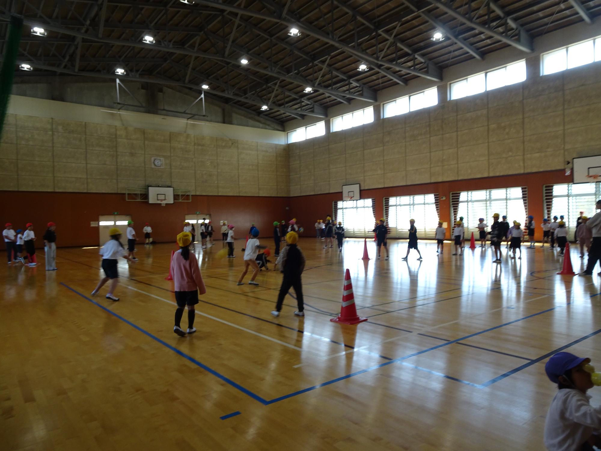 体育館で遊ぶ子供