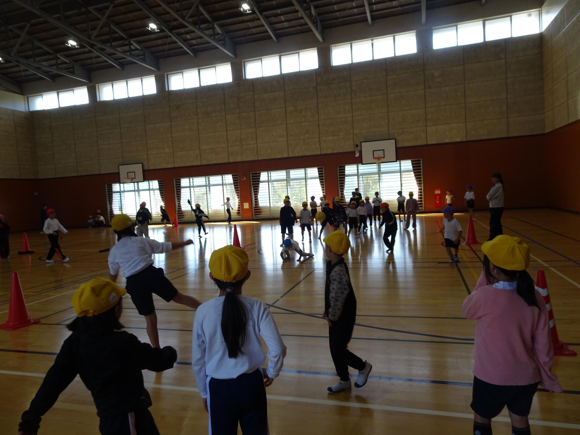 体育館で遊ぶ子供