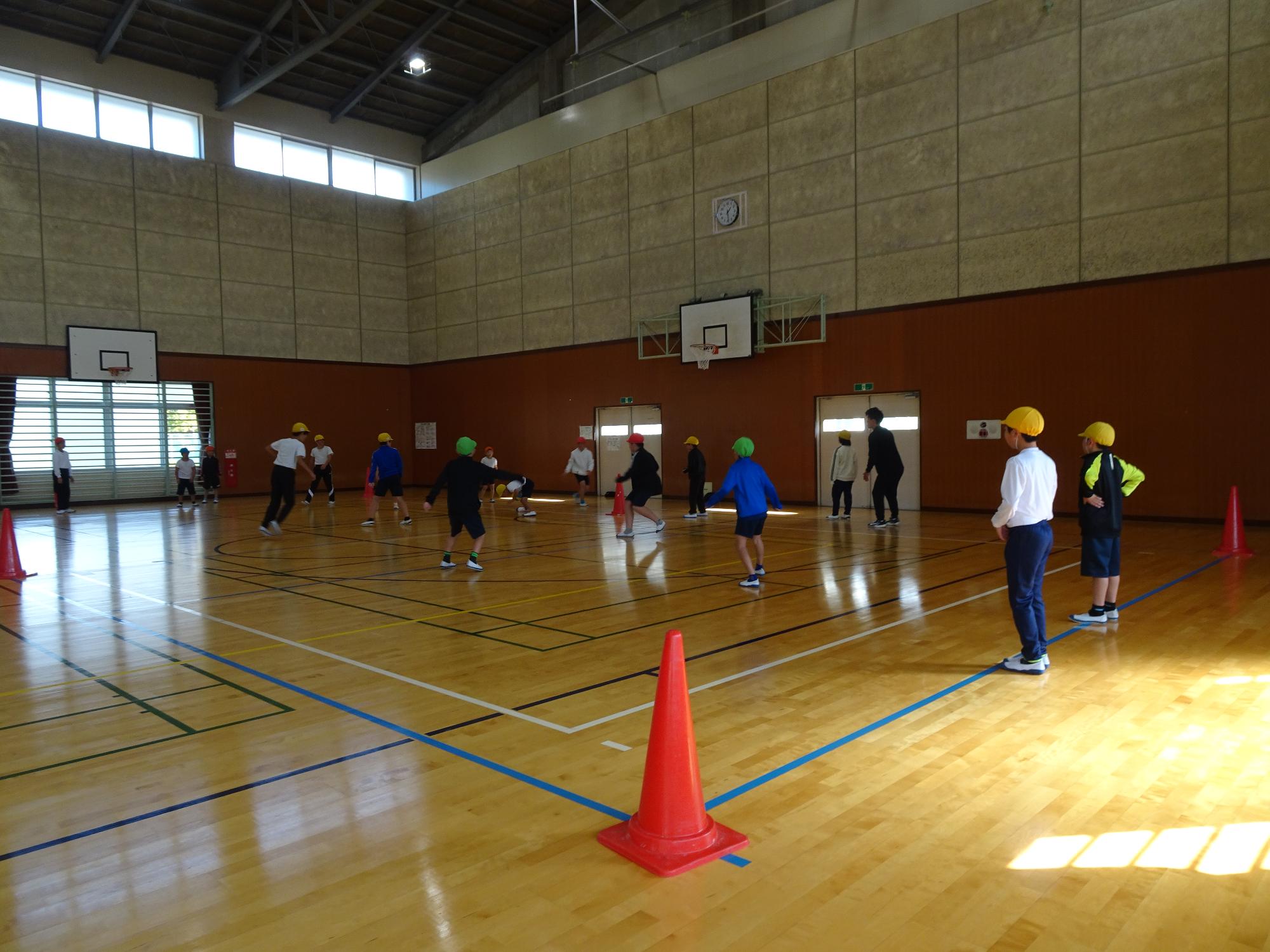 体育館で遊ぶ子供