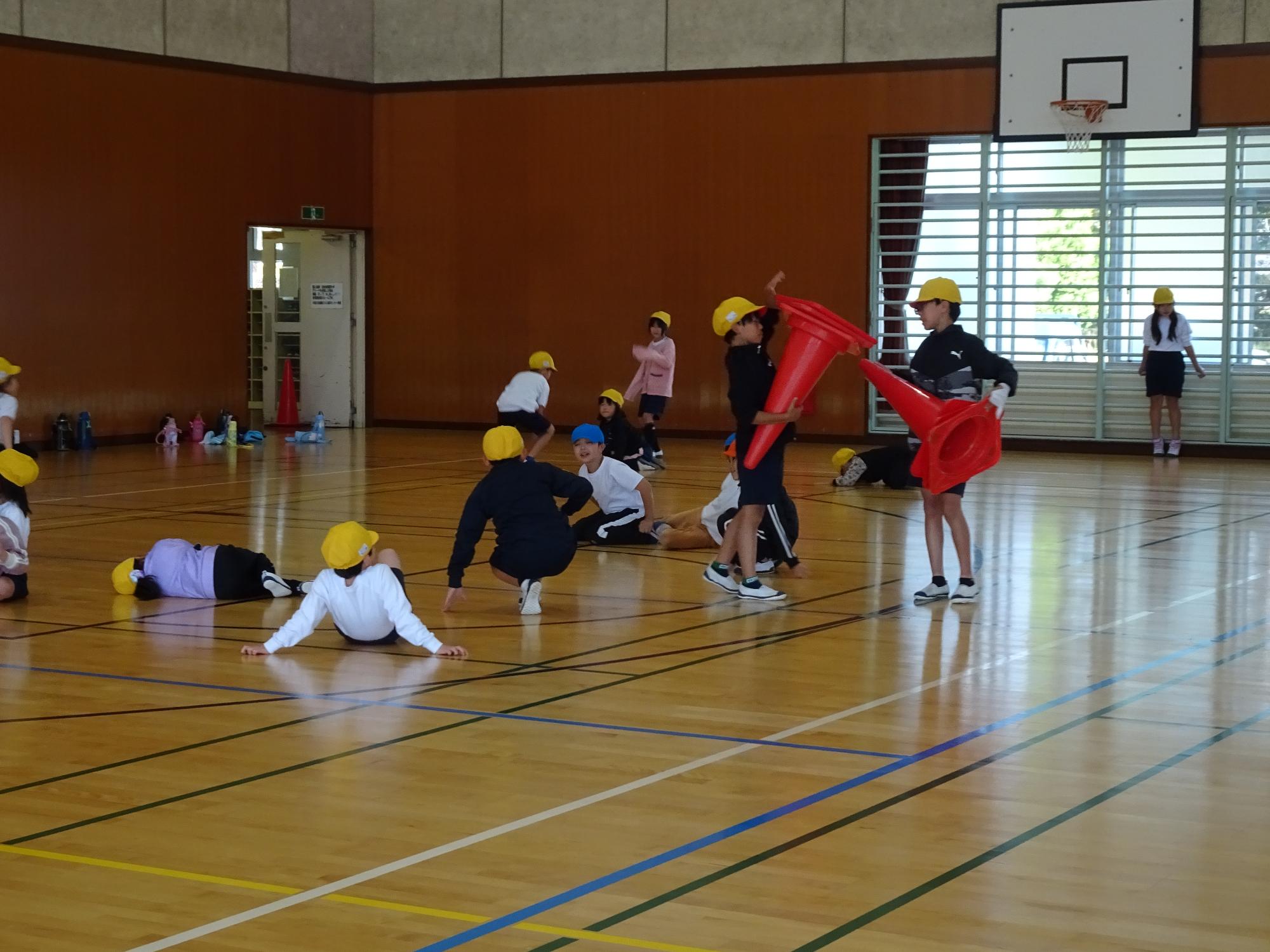 片付けをする体育委員会