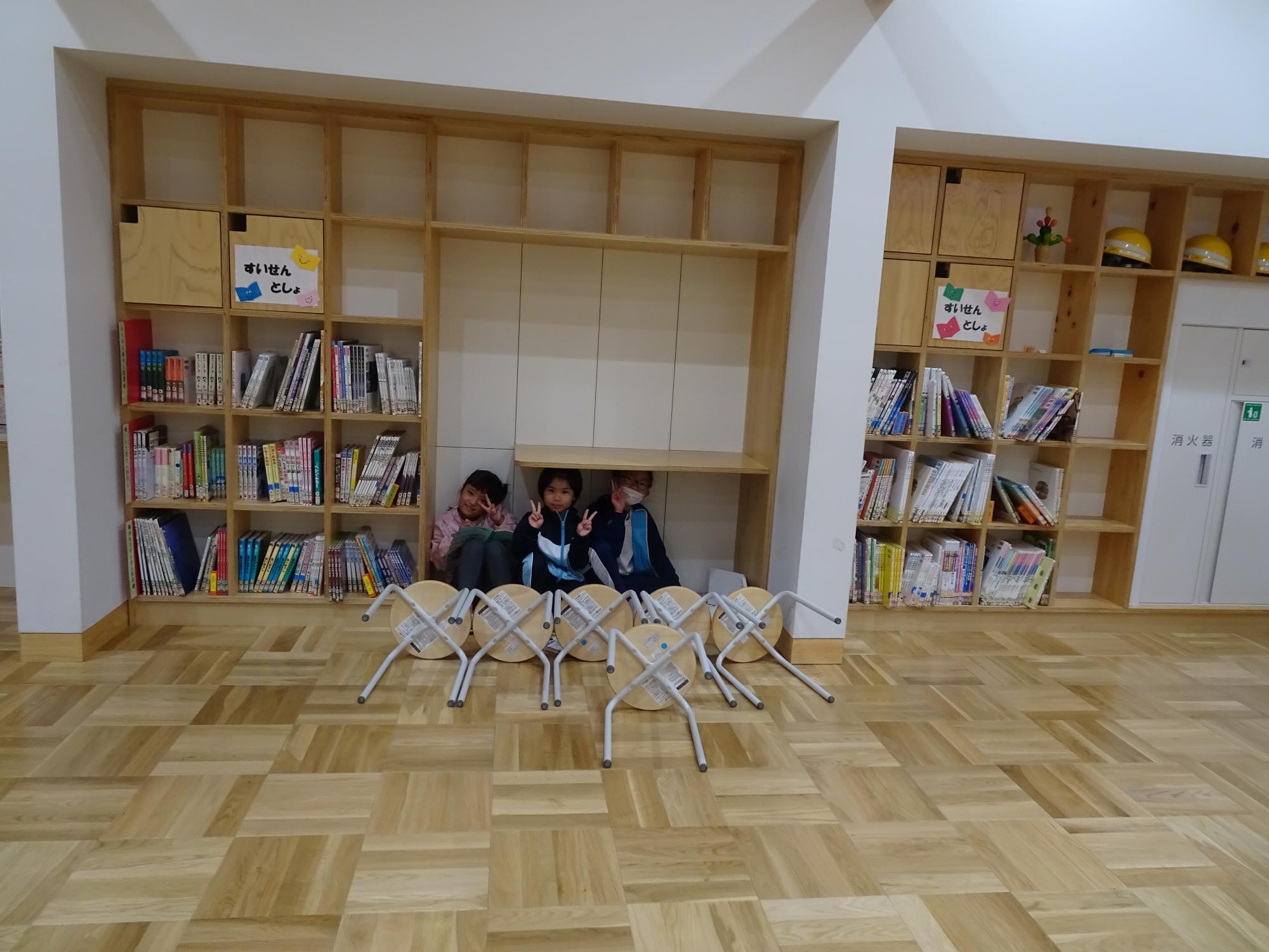 椅子を並べて基地づくり