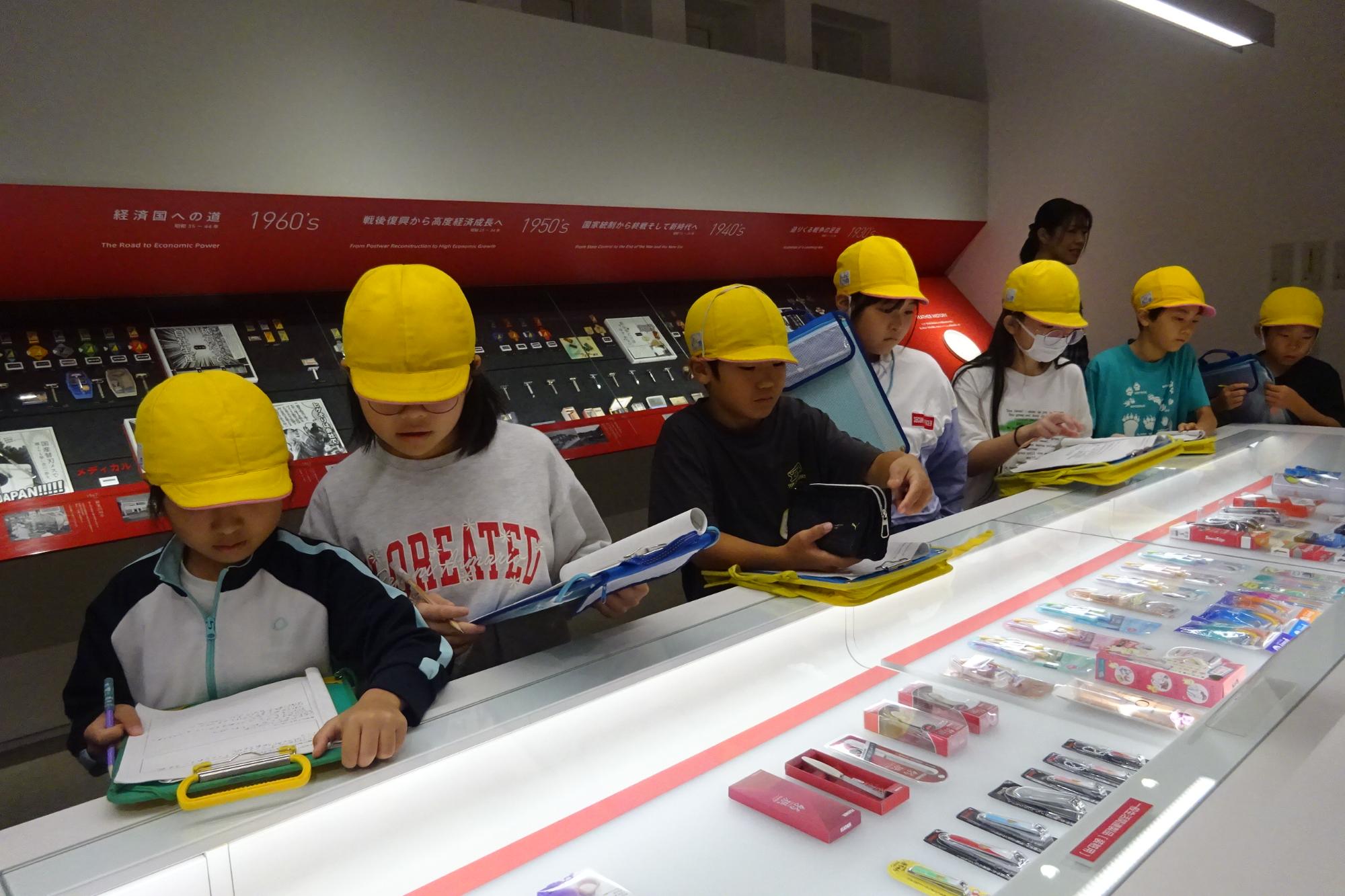 見学する子ども