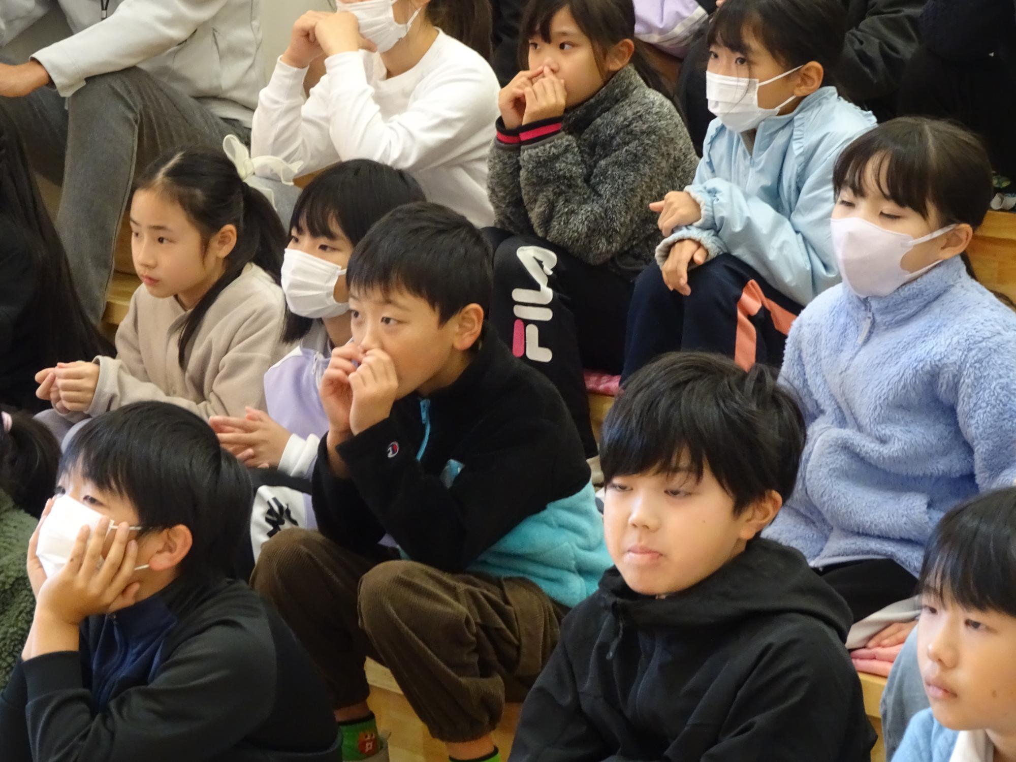 読み聞かせを聞く子