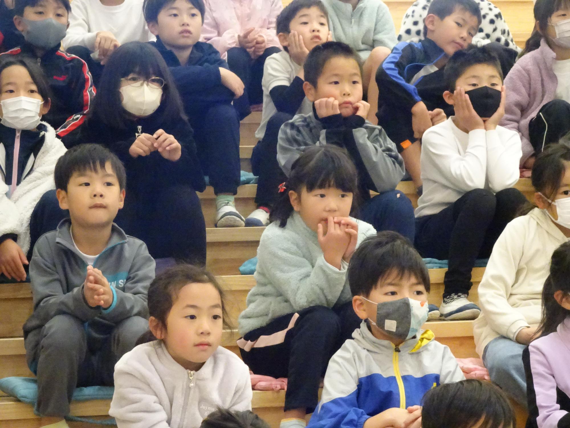 読み聞かせを聞く子