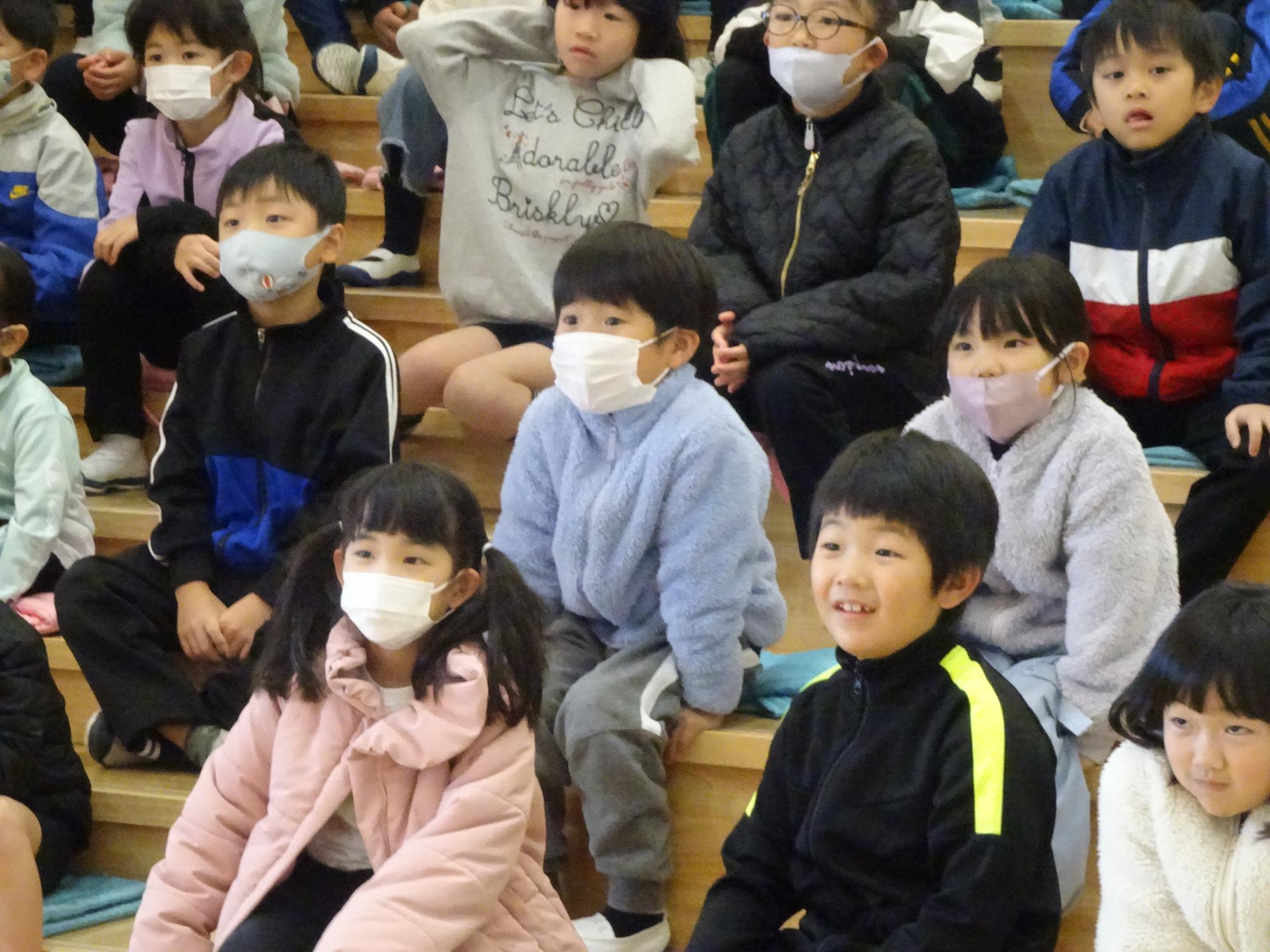 読み聞かせを聞く子