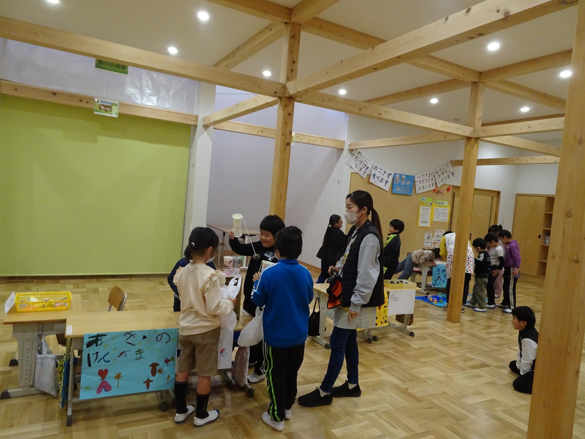 手作り遊びをする子ども