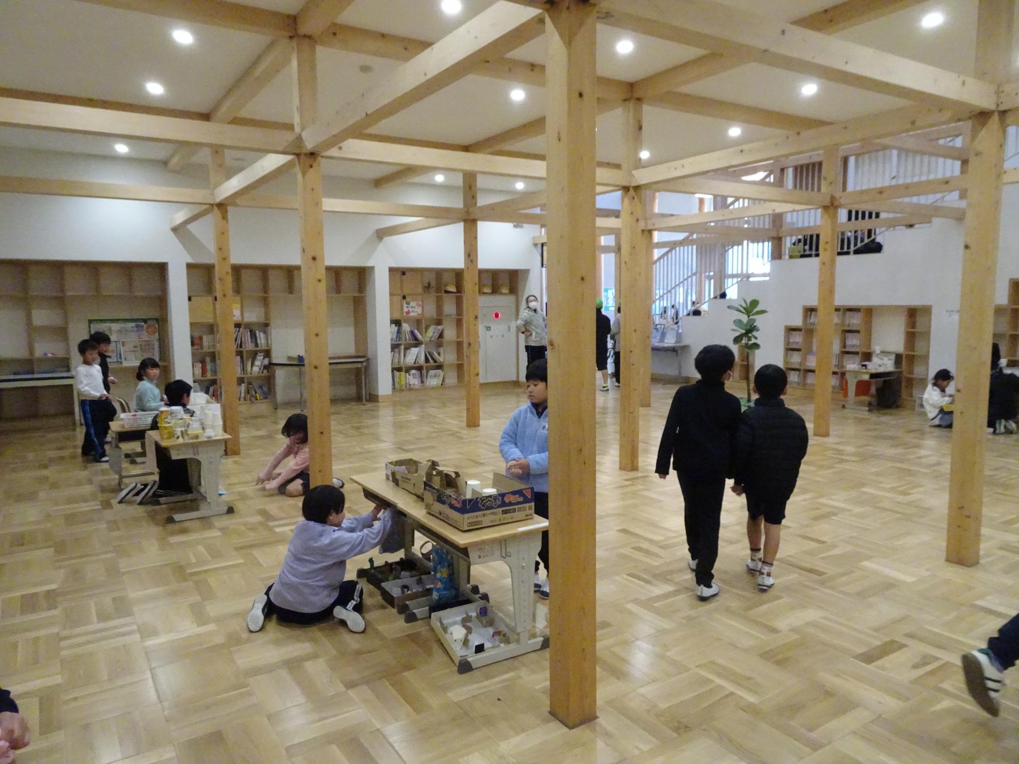 手作り遊びをする子