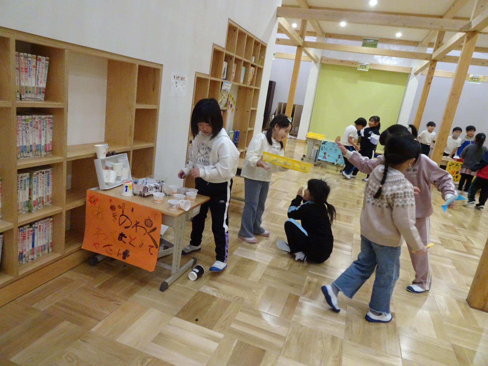 手作り遊びをする子