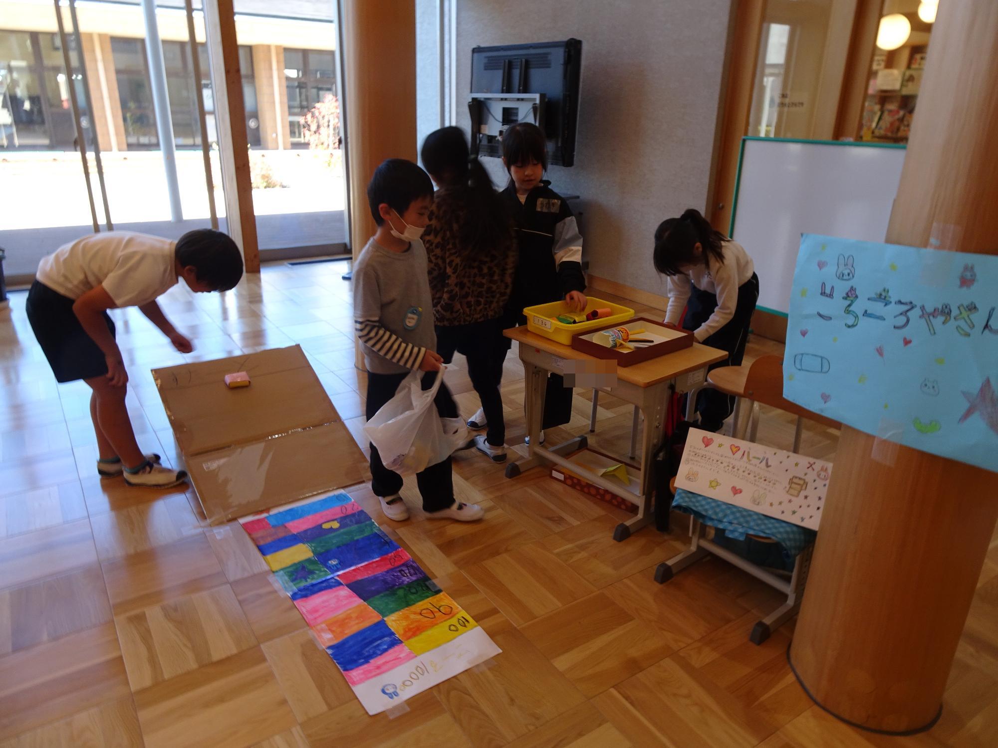 手作り遊びをする子