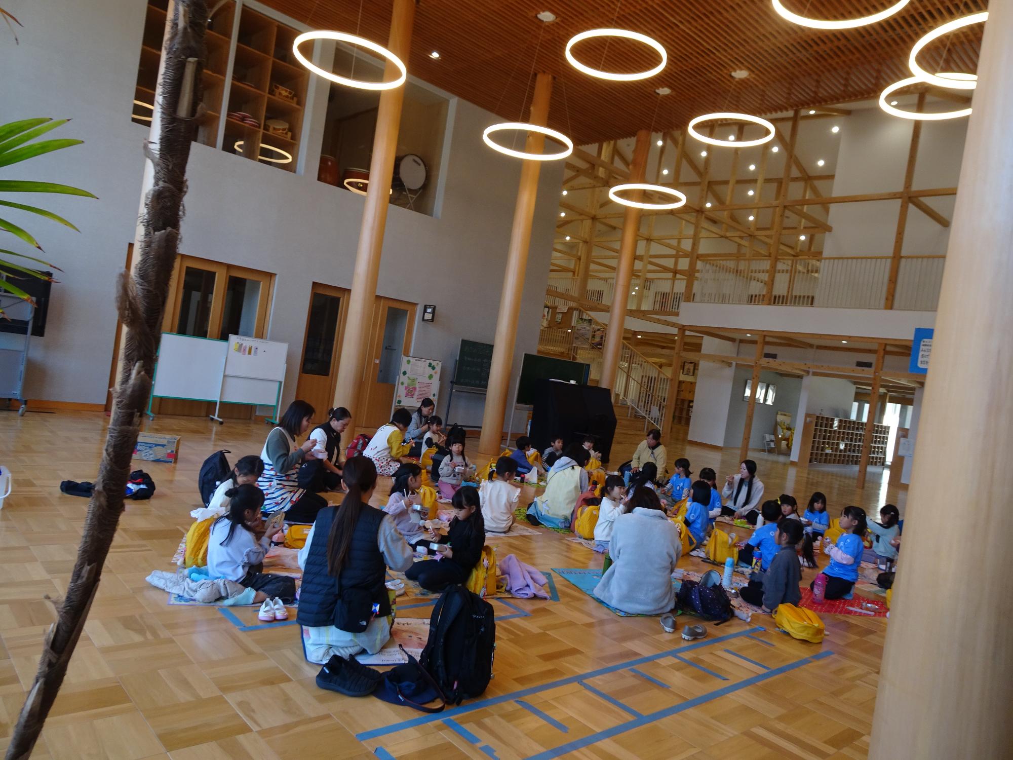 お弁当を食べる保育園児