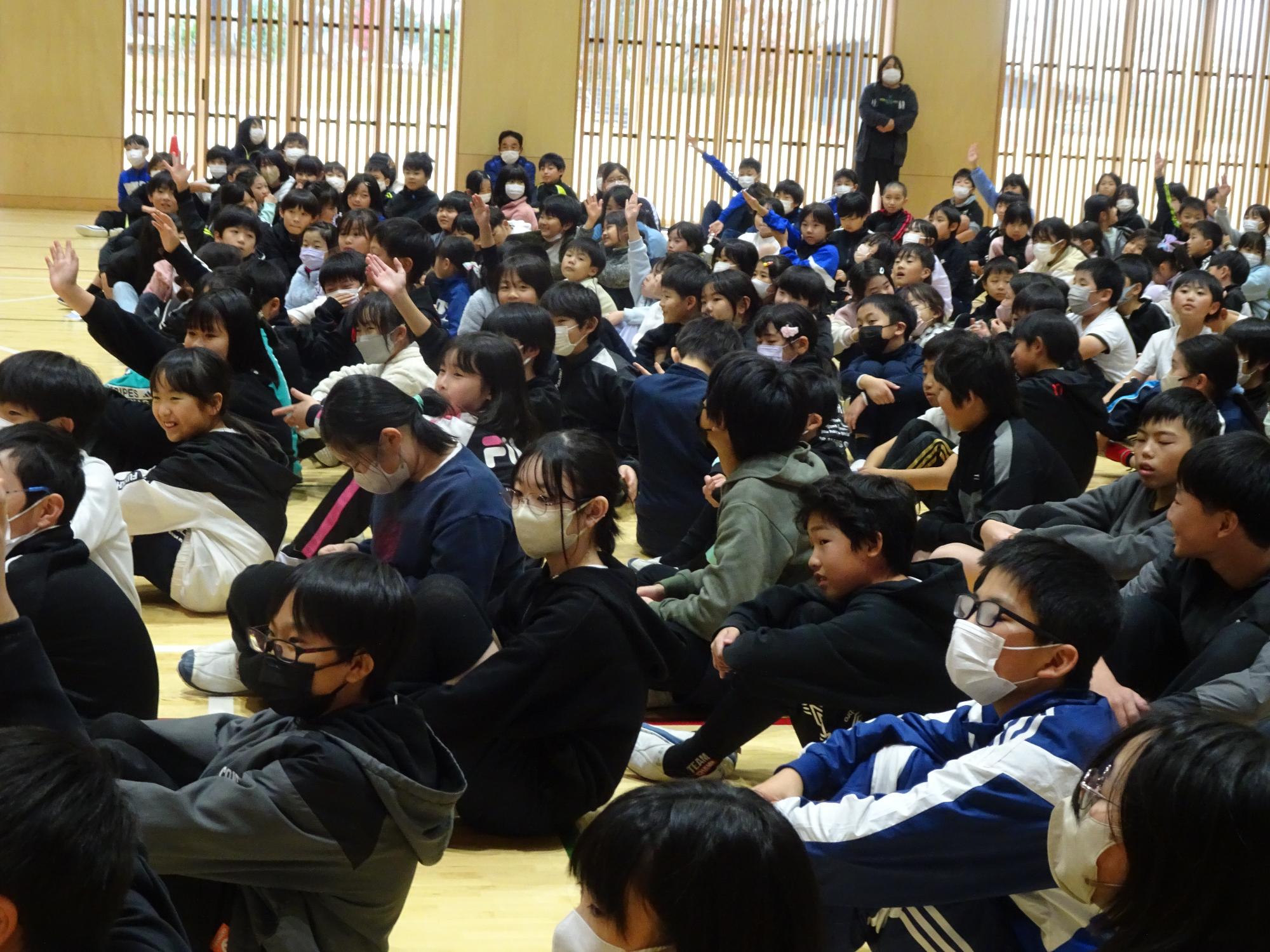 感想交流をする子どもたち