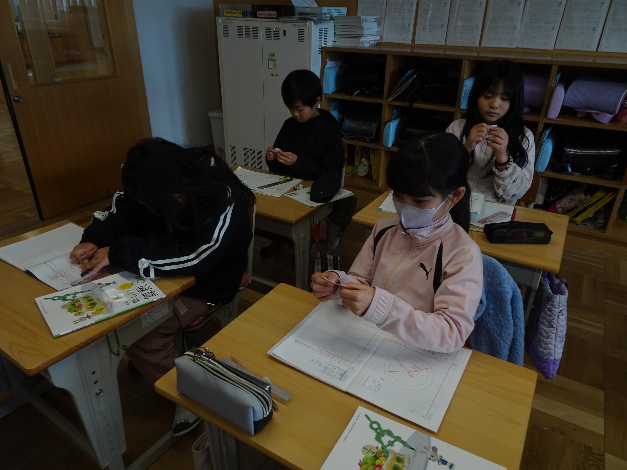 図を操作して考える子ども