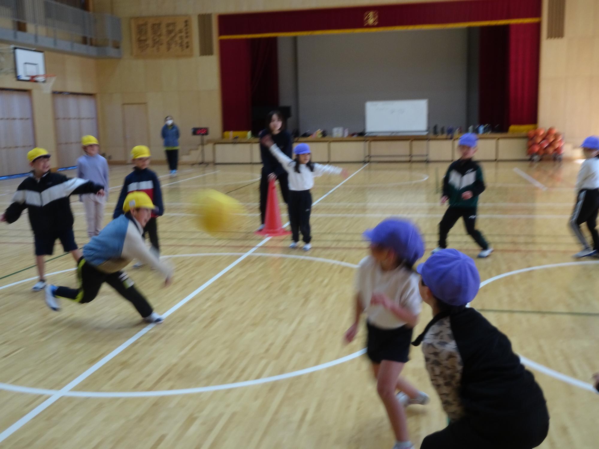 ドッジボールをする子ども