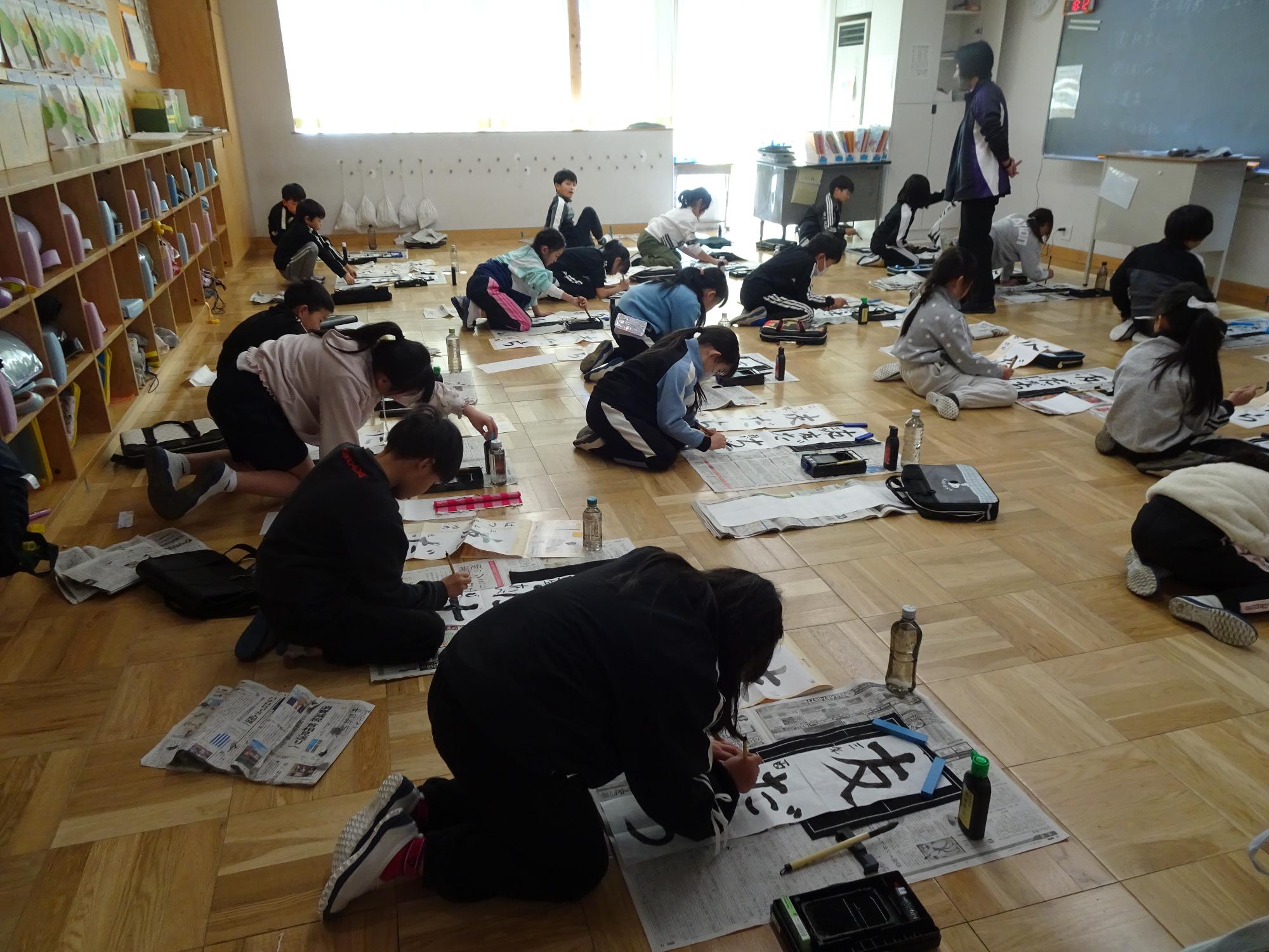 習字の練習をする子ども