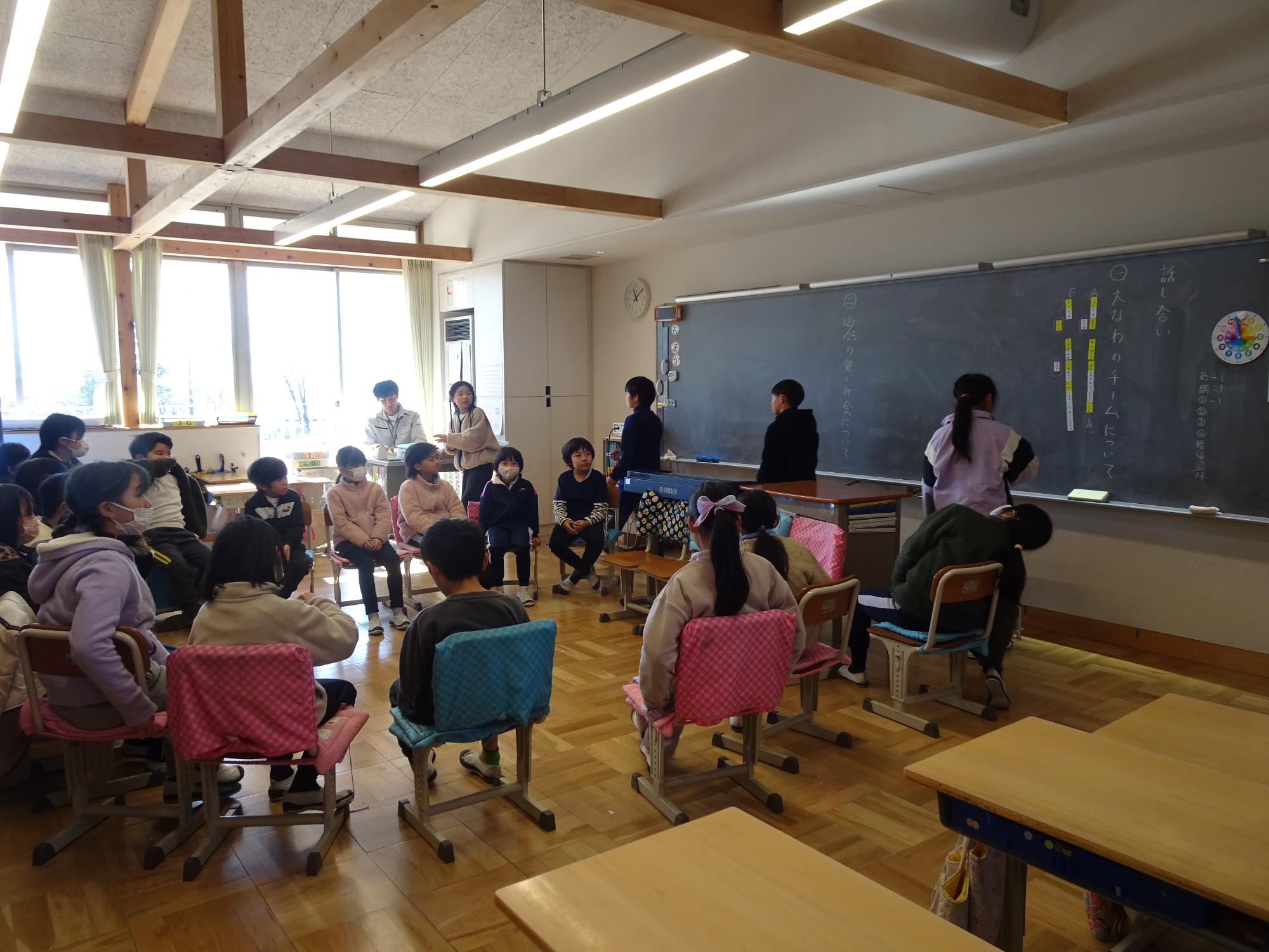 話合いをする子ども