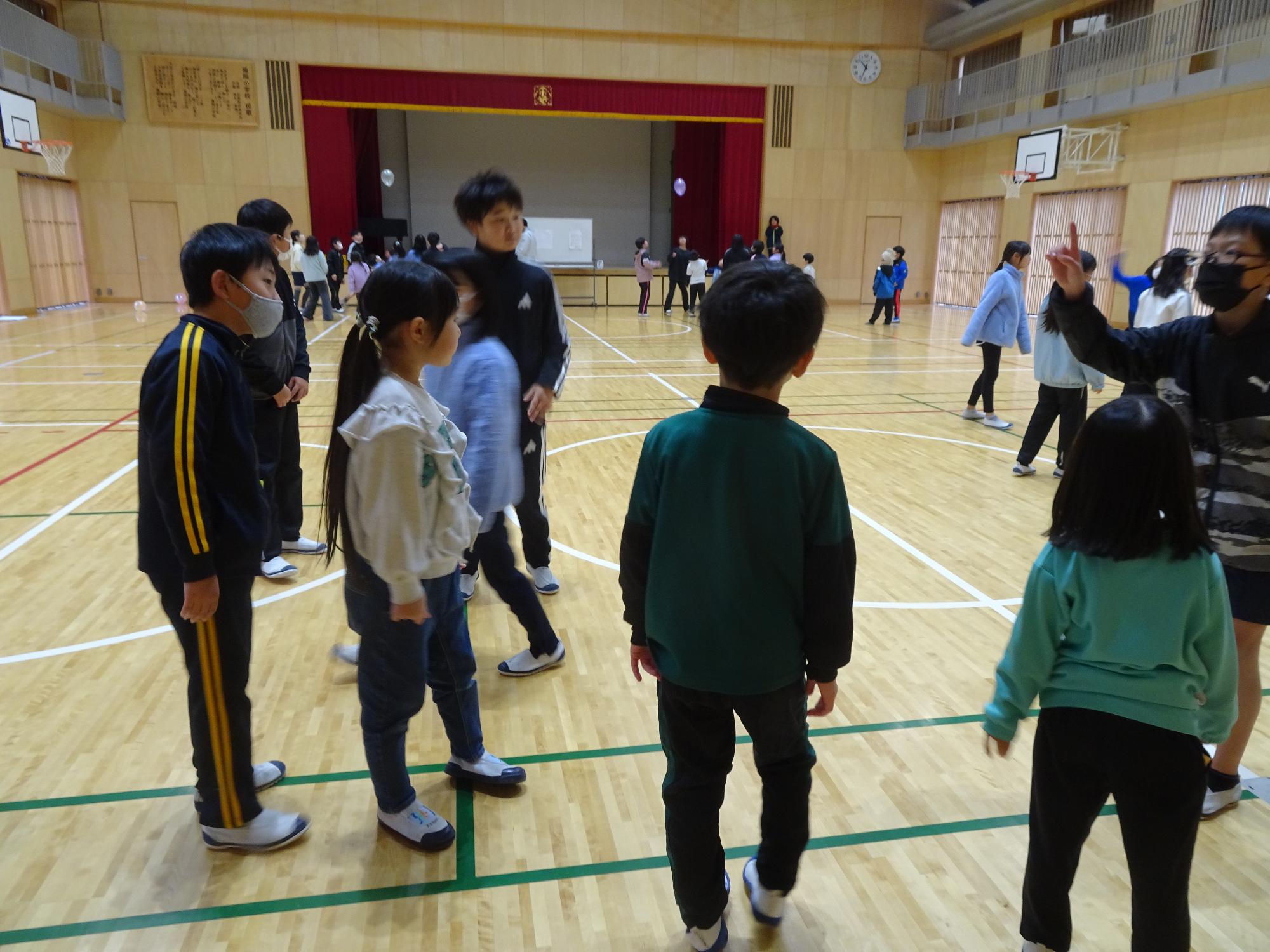 下学年を誘導する6年生