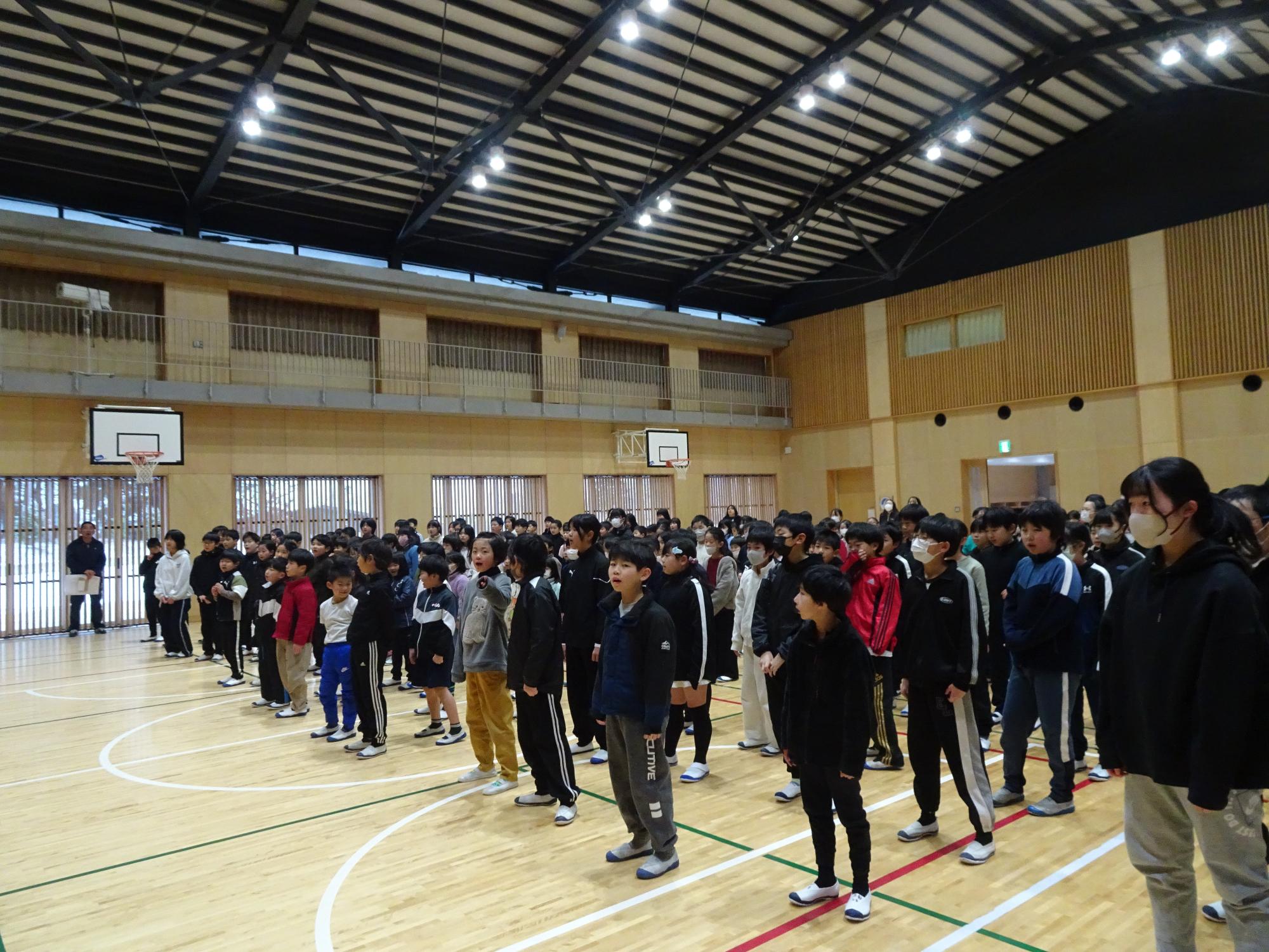 歌を歌う子どもたち