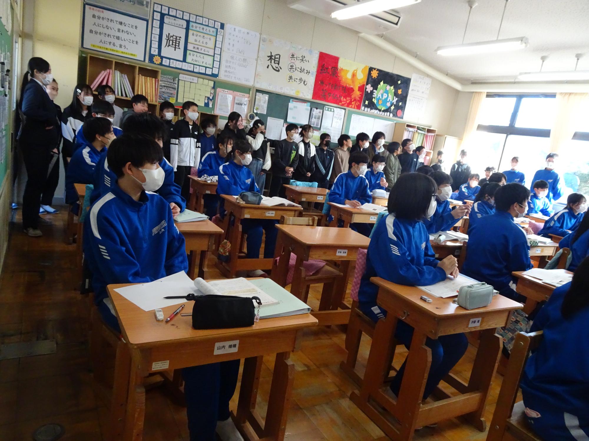 中学校の授業を参観する小学生