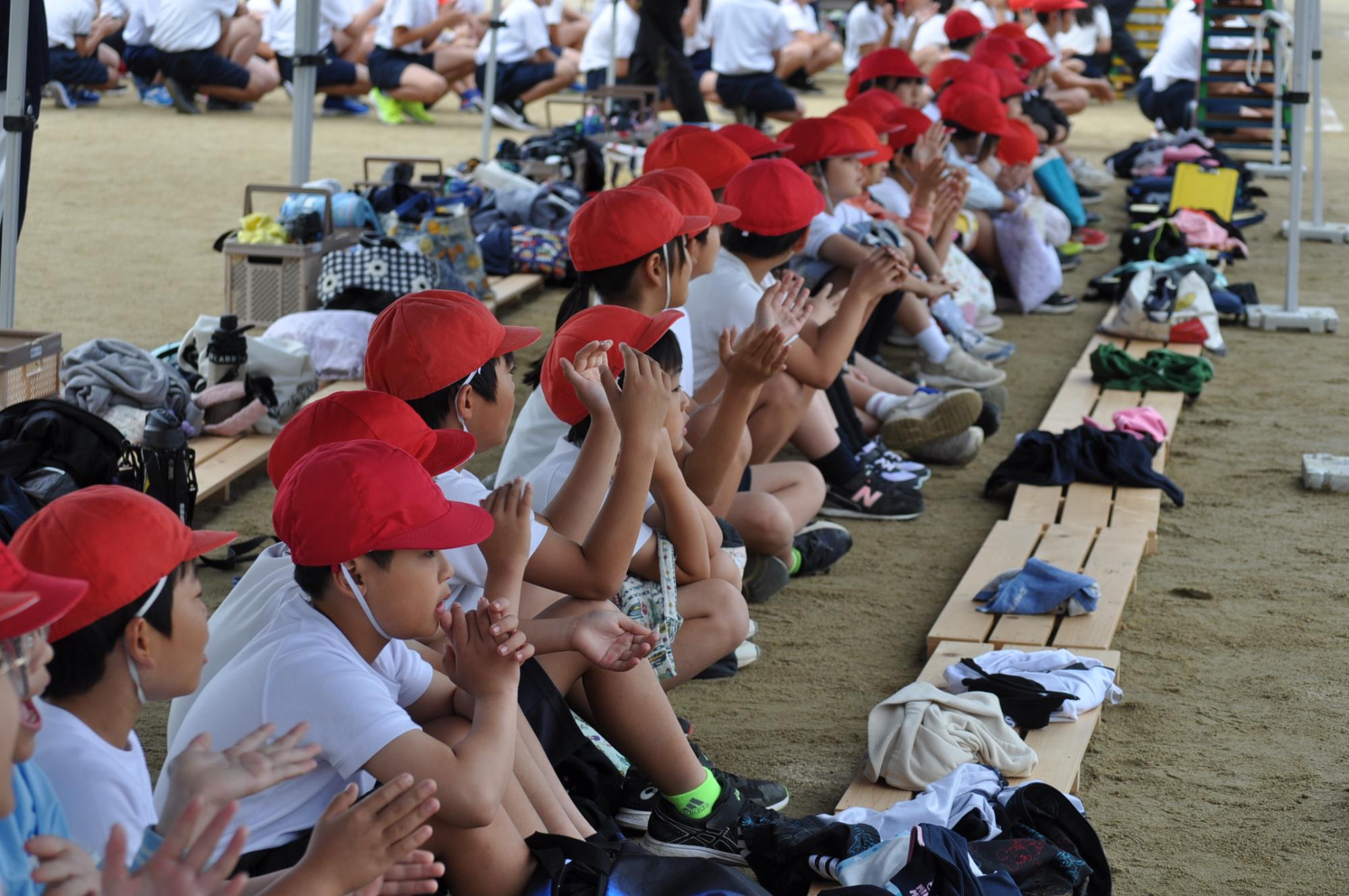 応援する赤組団席