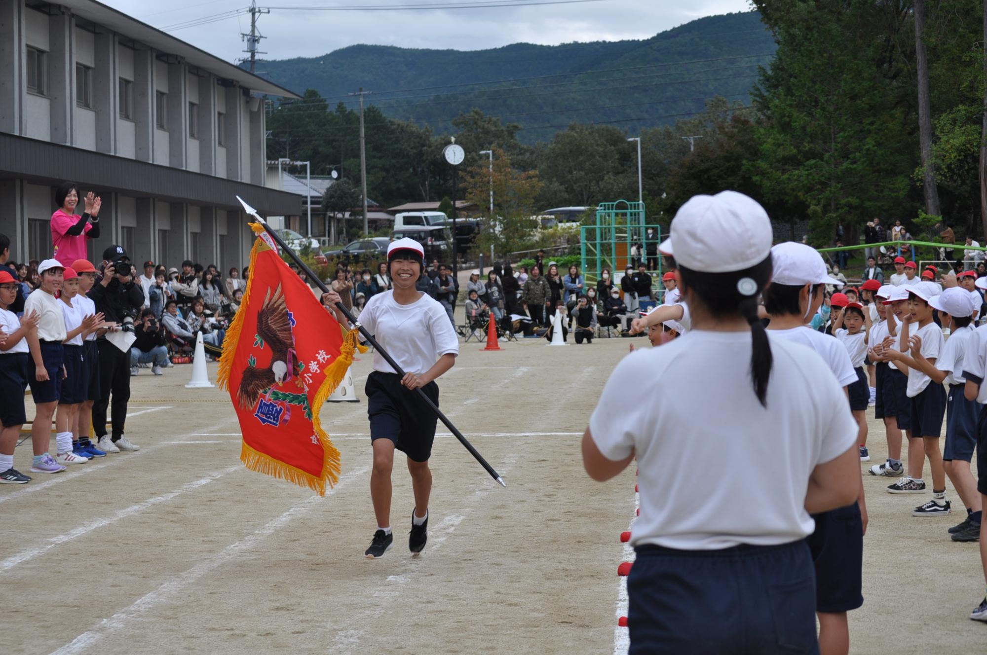 閉会式 優勝旗授与