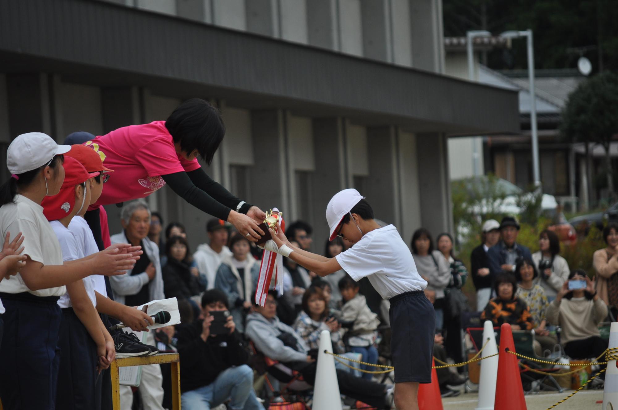 閉会式 トロフィー授与