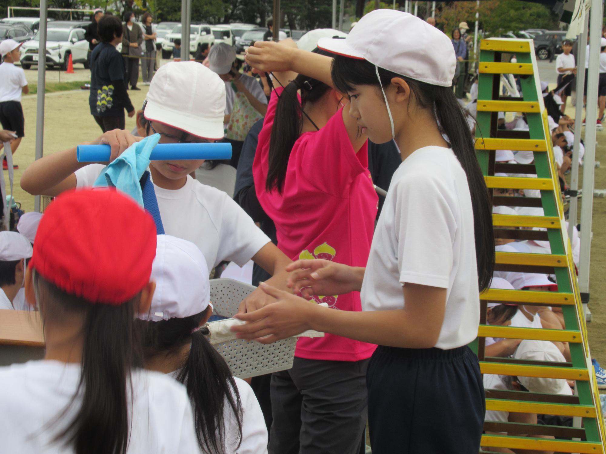 ビブスを配布する係