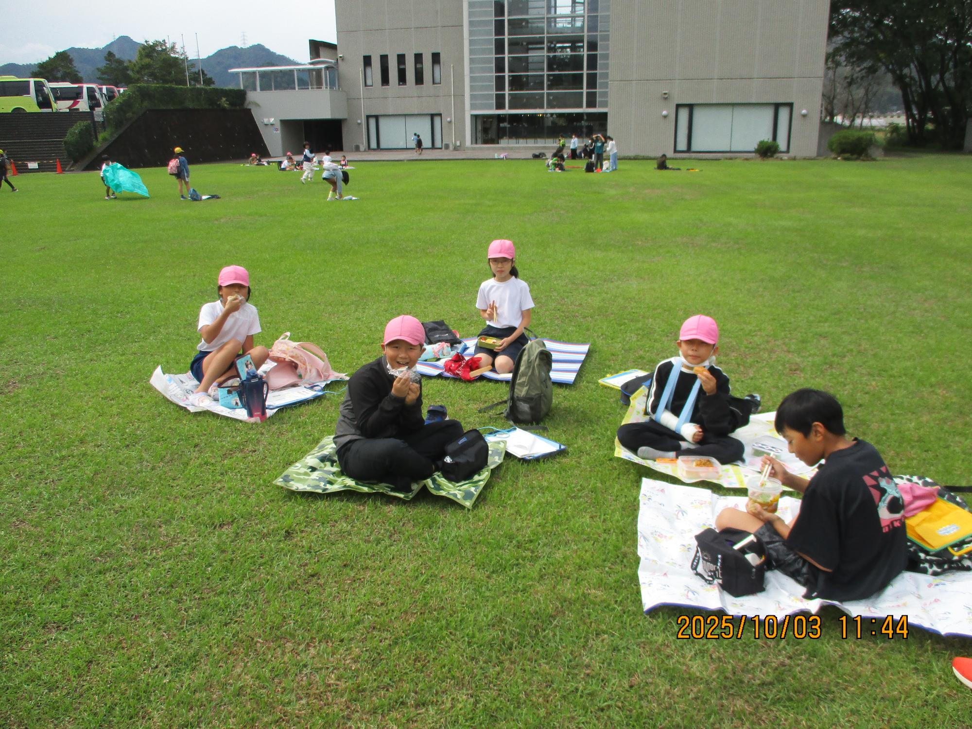 お弁当を食べる子ども