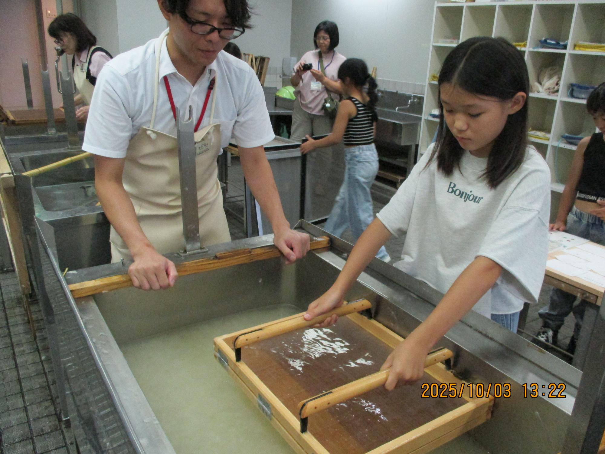 紙すきする子ども