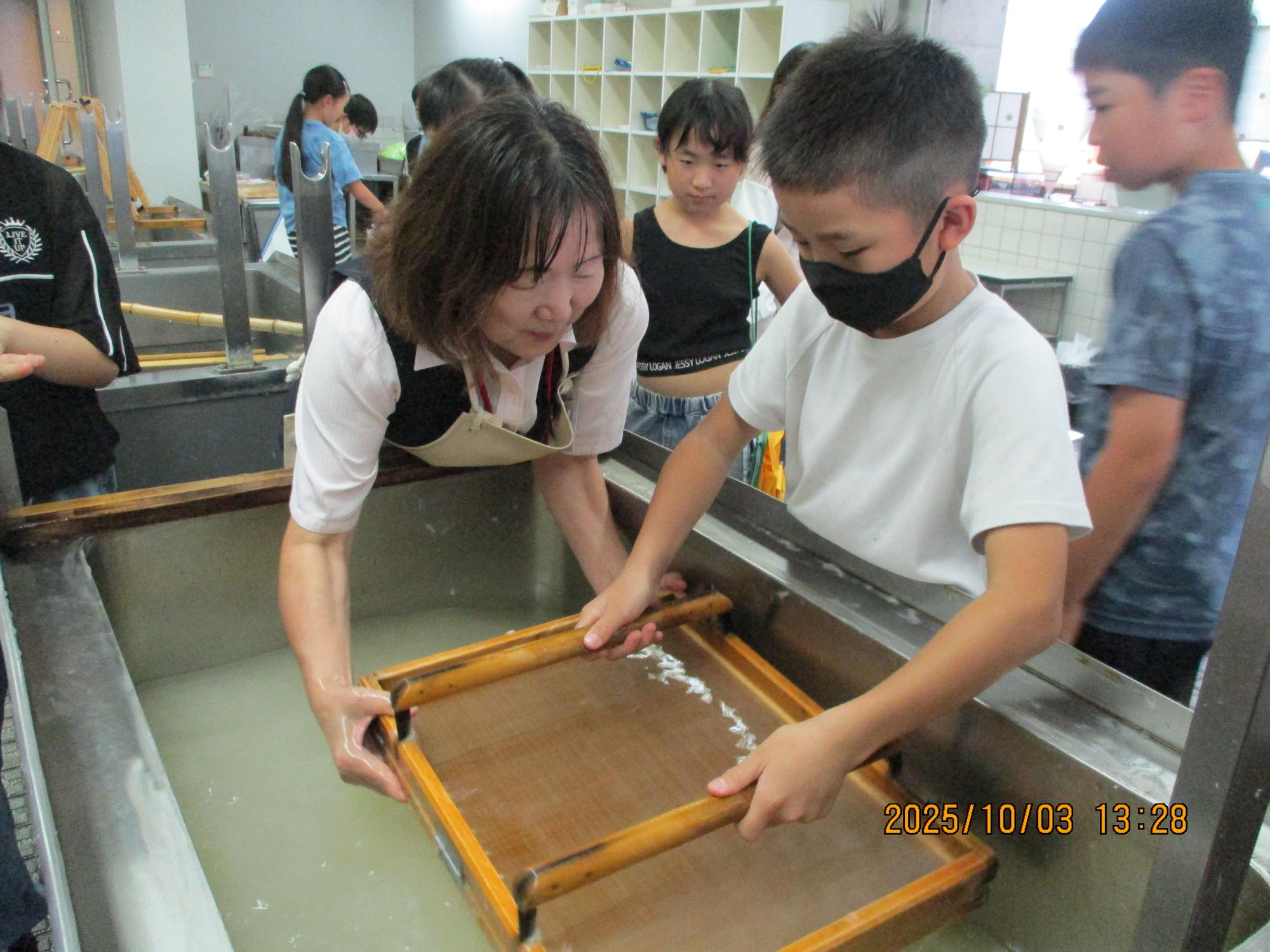 紙すきする子ども