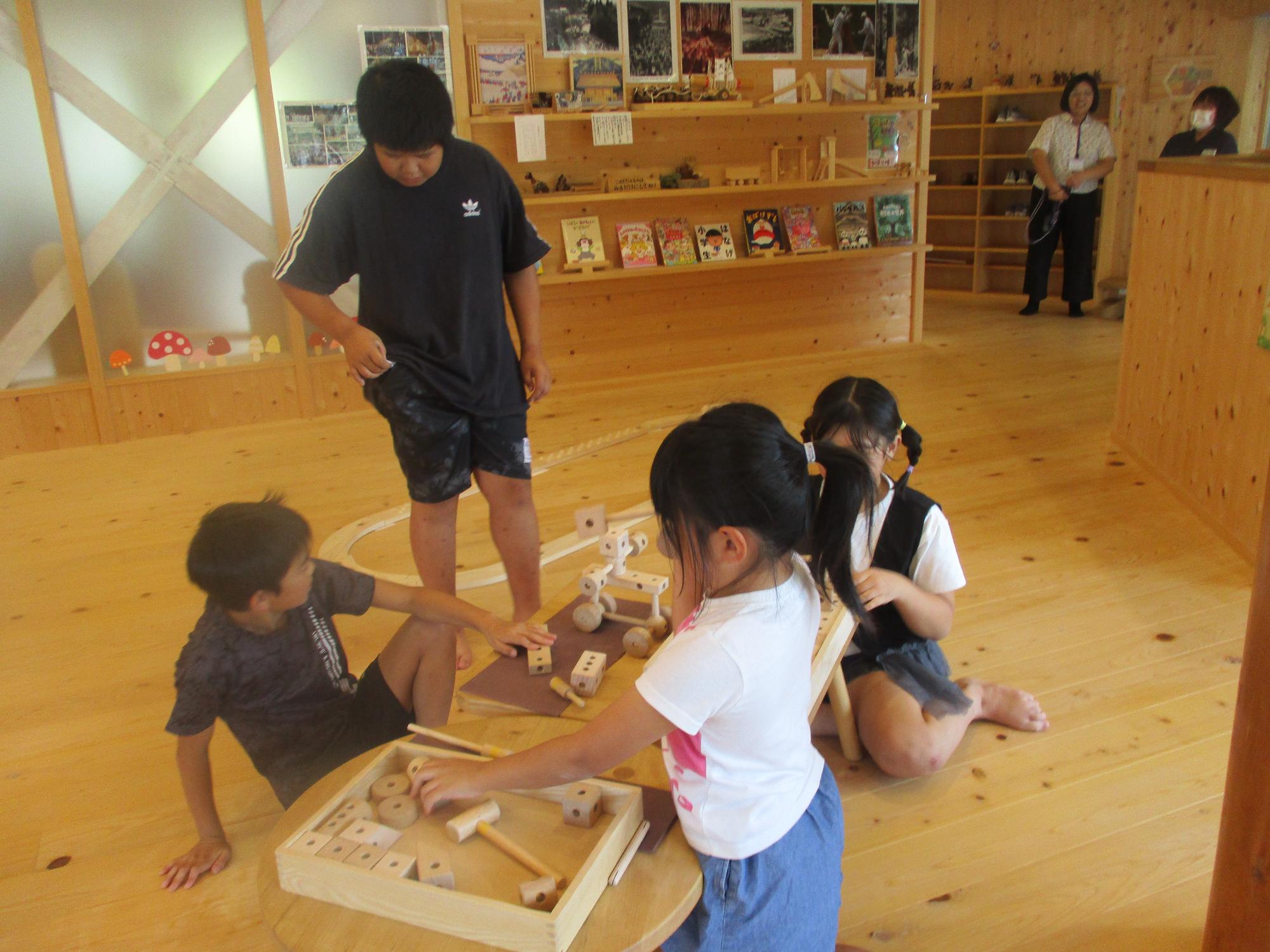 積み木で遊ぶ子