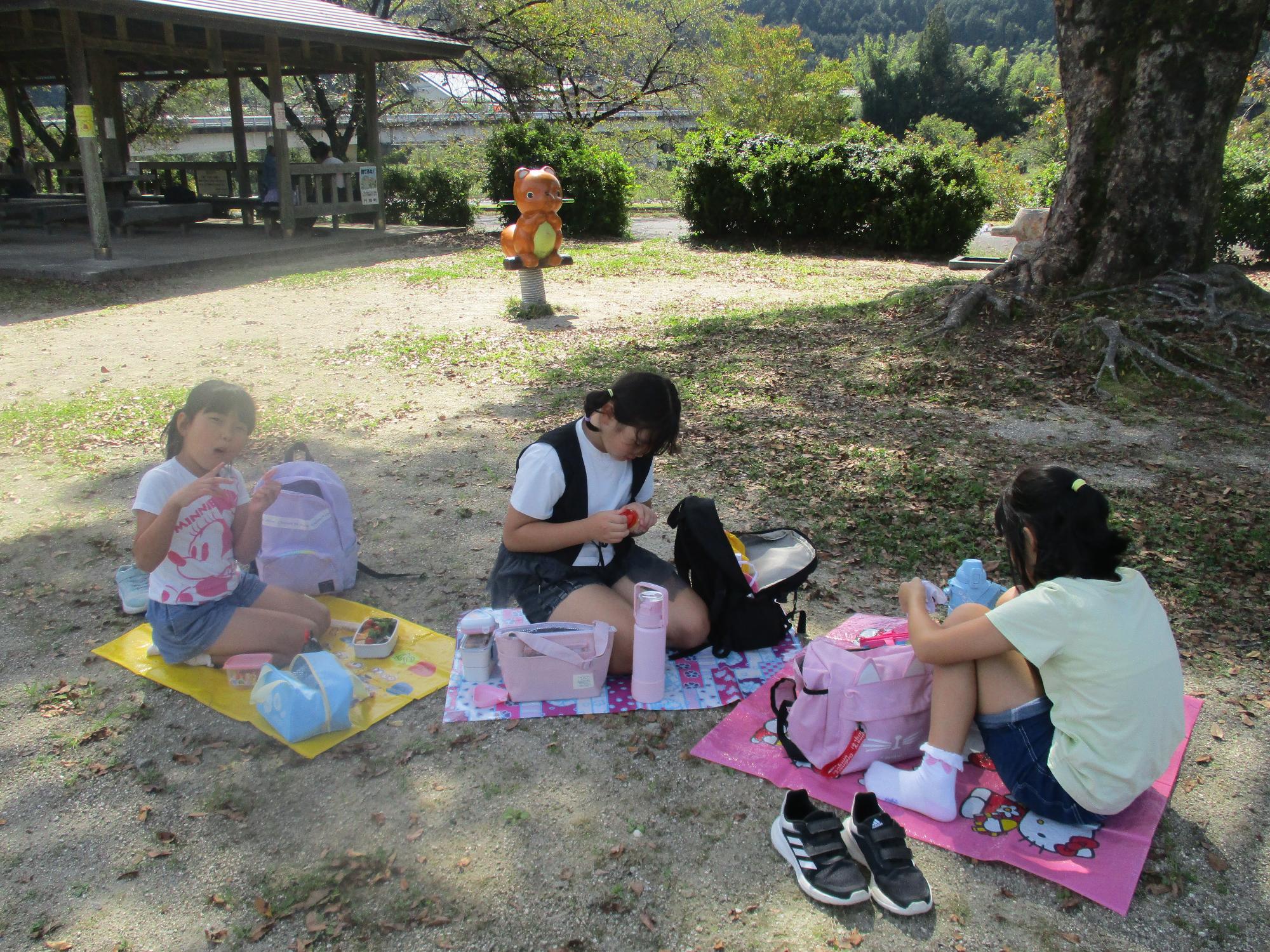お弁当を食べる子ども