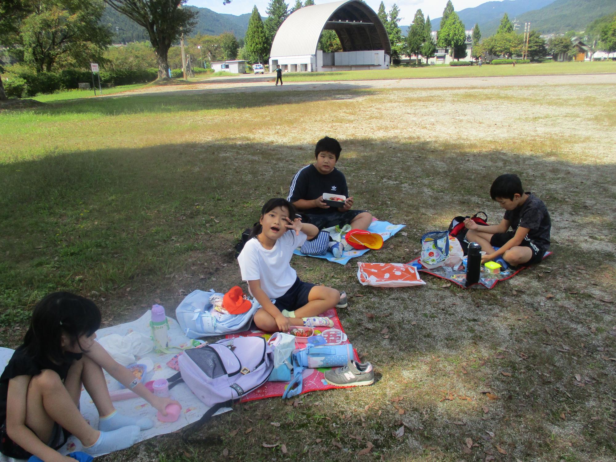 お弁当を食べる子